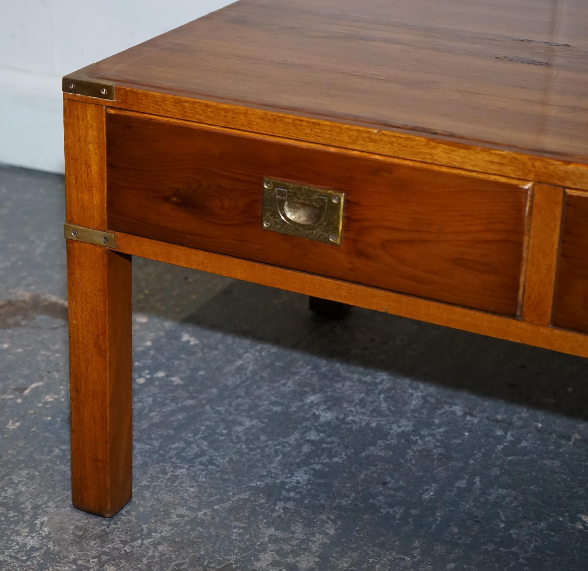 If TABLE A CAFÉ 3 Tiroirs CAMPAiGN MILITAIRE VINTAGE EN BOIS D'ACIER BRAS en vente