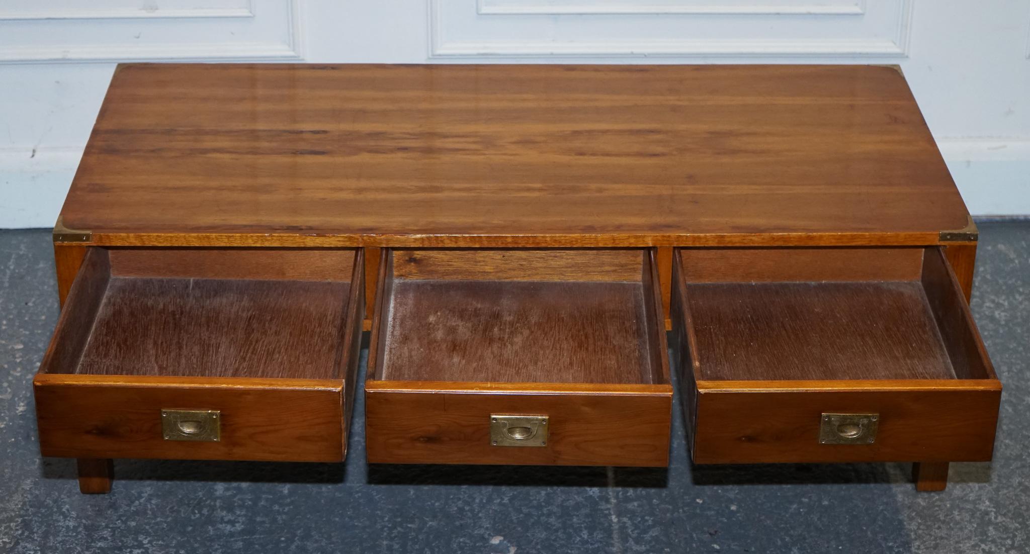 TABLE A CAFÉ 3 Tiroirs CAMPAiGN MILITAIRE VINTAGE EN BOIS D'ACIER BRAS en vente 1