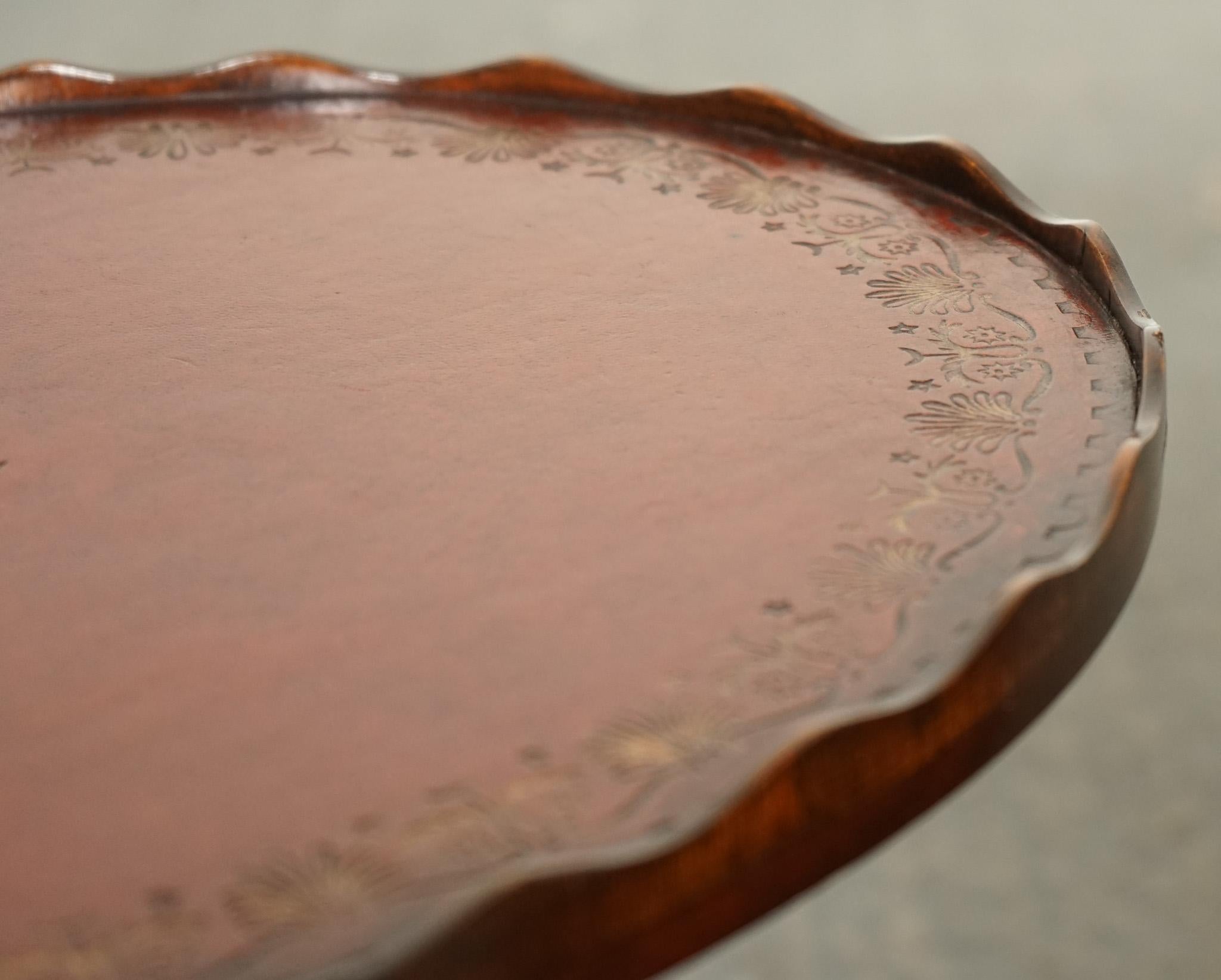 VINTAGE YEW WOOD BURGUNDY LEATHER TOP SIDE END LAMP WINE TABLE WITH PiE CRUST For Sale 3