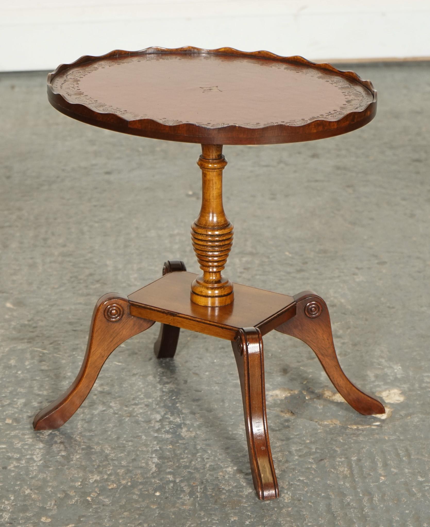 Hand-Crafted VINTAGE YEW WOOD BURGUNDY LEATHER TOP SIDE END LAMP WINE TABLE WITH PiE CRUST For Sale