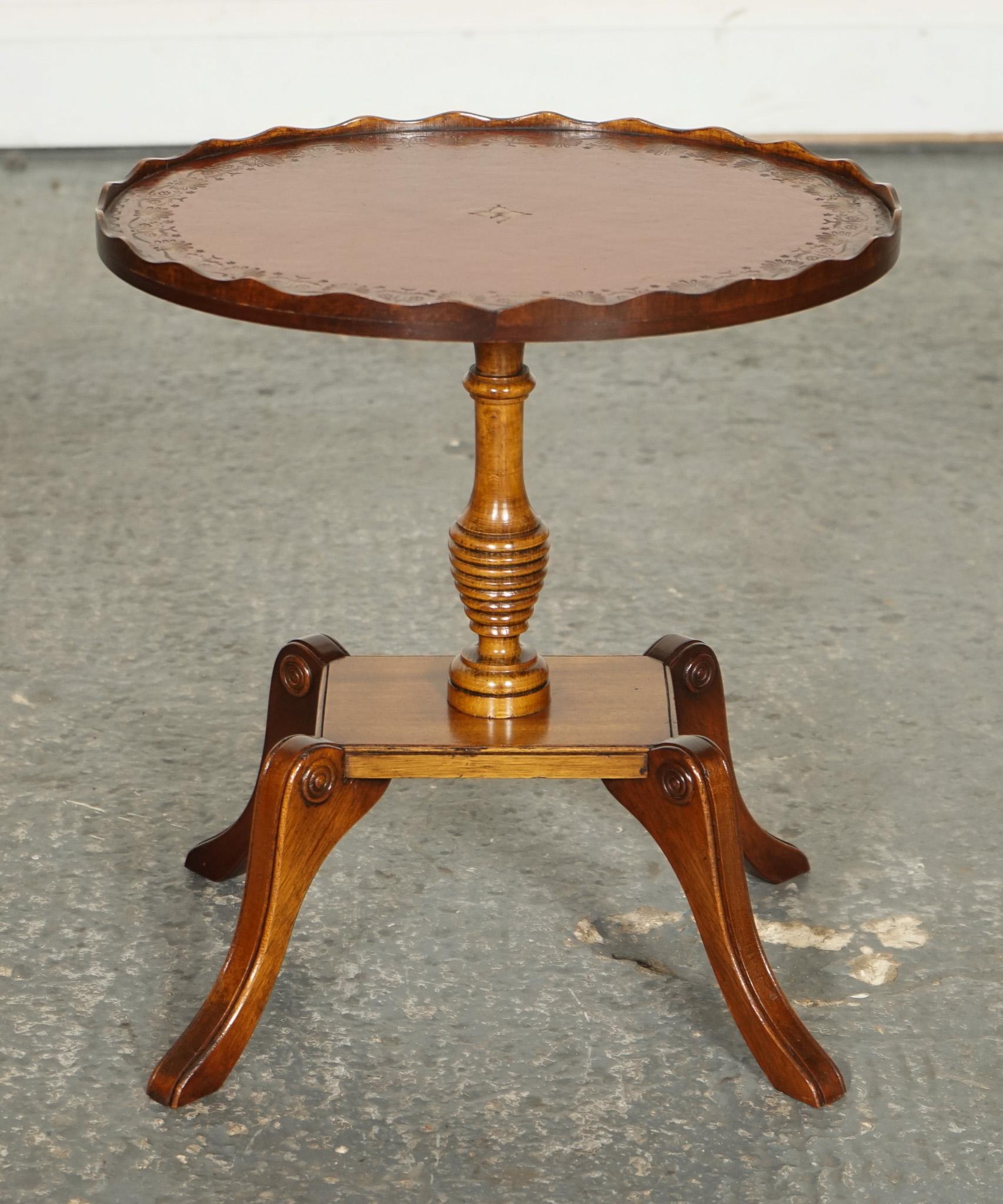 VINTAGE YEW WOOD BURGUNDY LEATHER TOP SIDE END LAMP WINE TABLE WITH PiE CRUST In Good Condition For Sale In Pulborough, GB