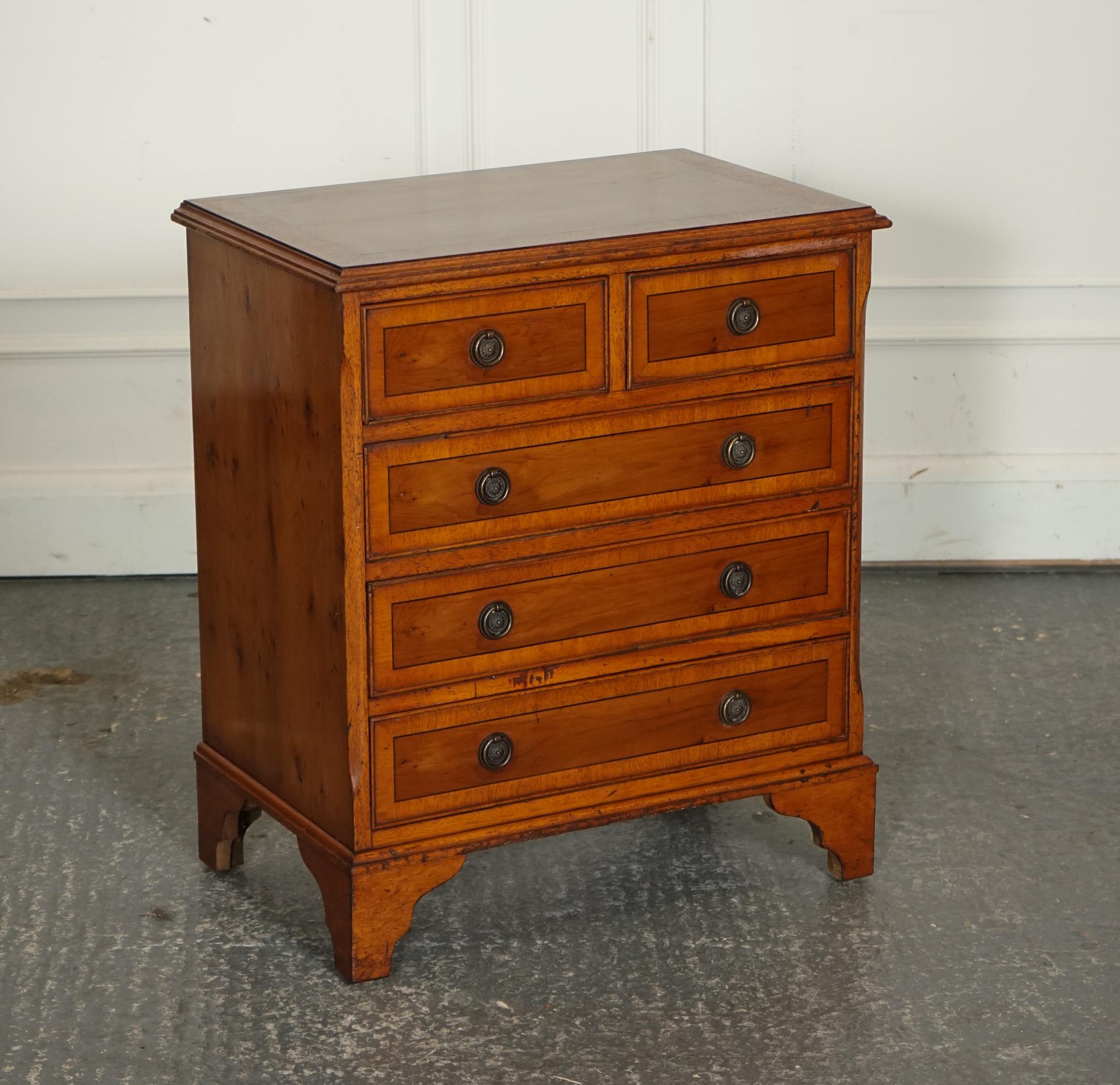 Antiquitäten aus London



Wir freuen uns, diese Vintage Eibenholz Kommode zum Verkauf anbieten zu können.

Bitte schauen Sie sich die Bilder sorgfältig an, um den Zustand vor dem Kauf zu sehen, da sie Teil der Beschreibung sind. Wenn Sie Fragen