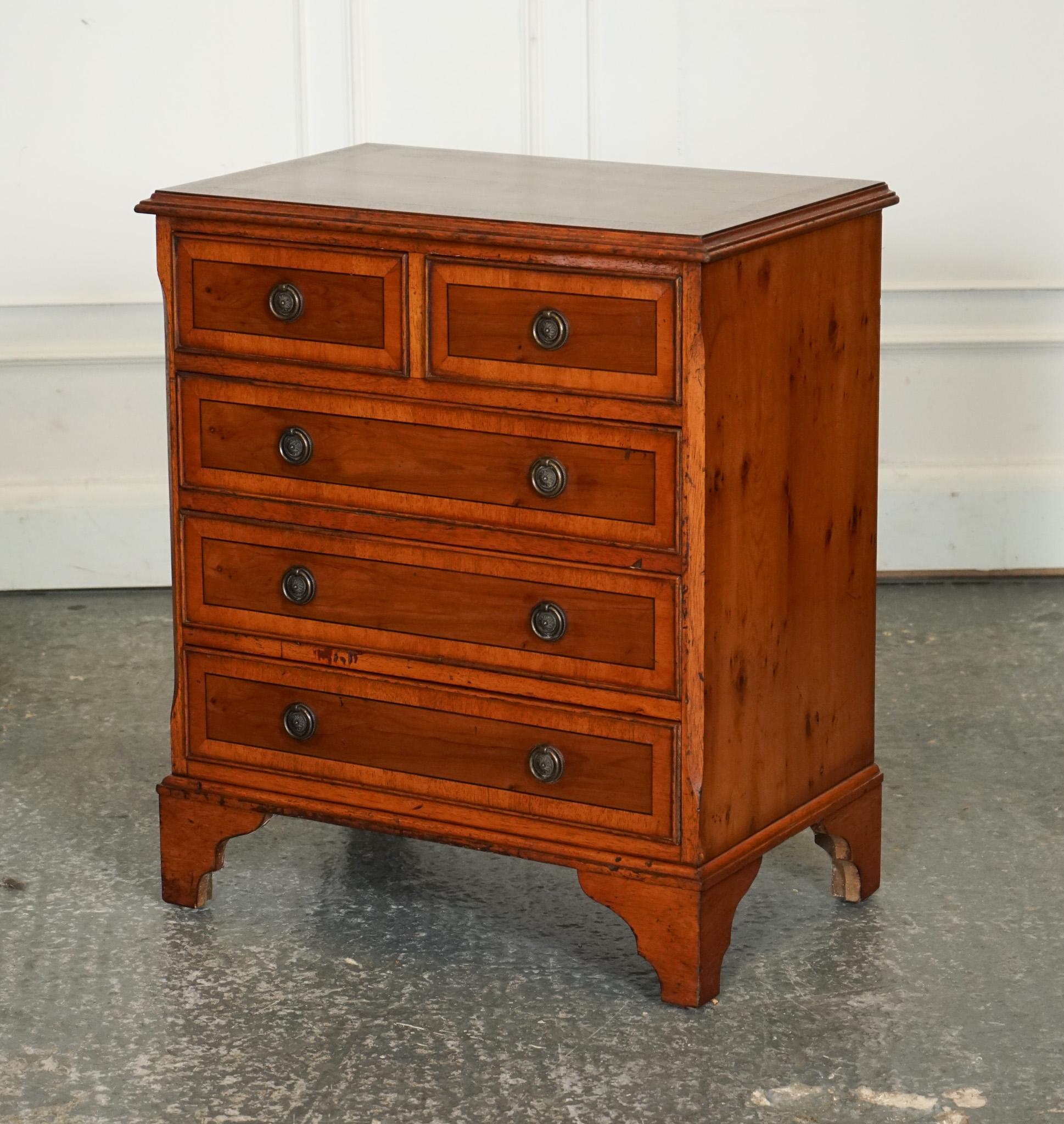 VINTAGE YEW WOOD CHEST OF DRAWERS WITH GEORGiAN Style HANDLES (Britisch) im Angebot