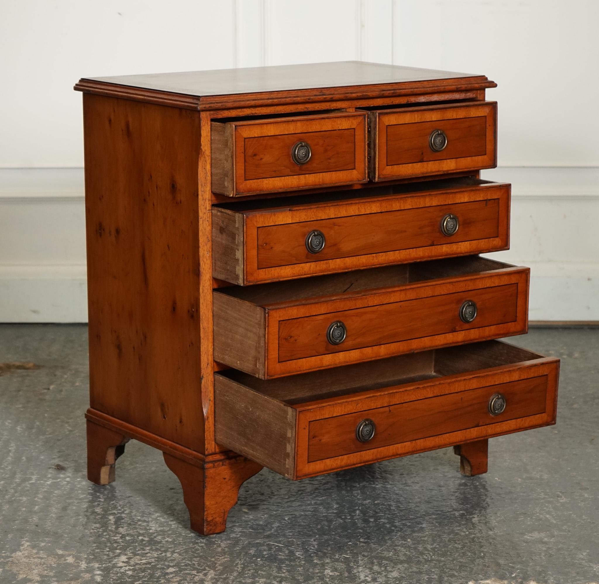 VINTAGE YEW WOOD CHEST OF DRAWERS WITH GEORGiAN Style HANDLES (Handgefertigt) im Angebot