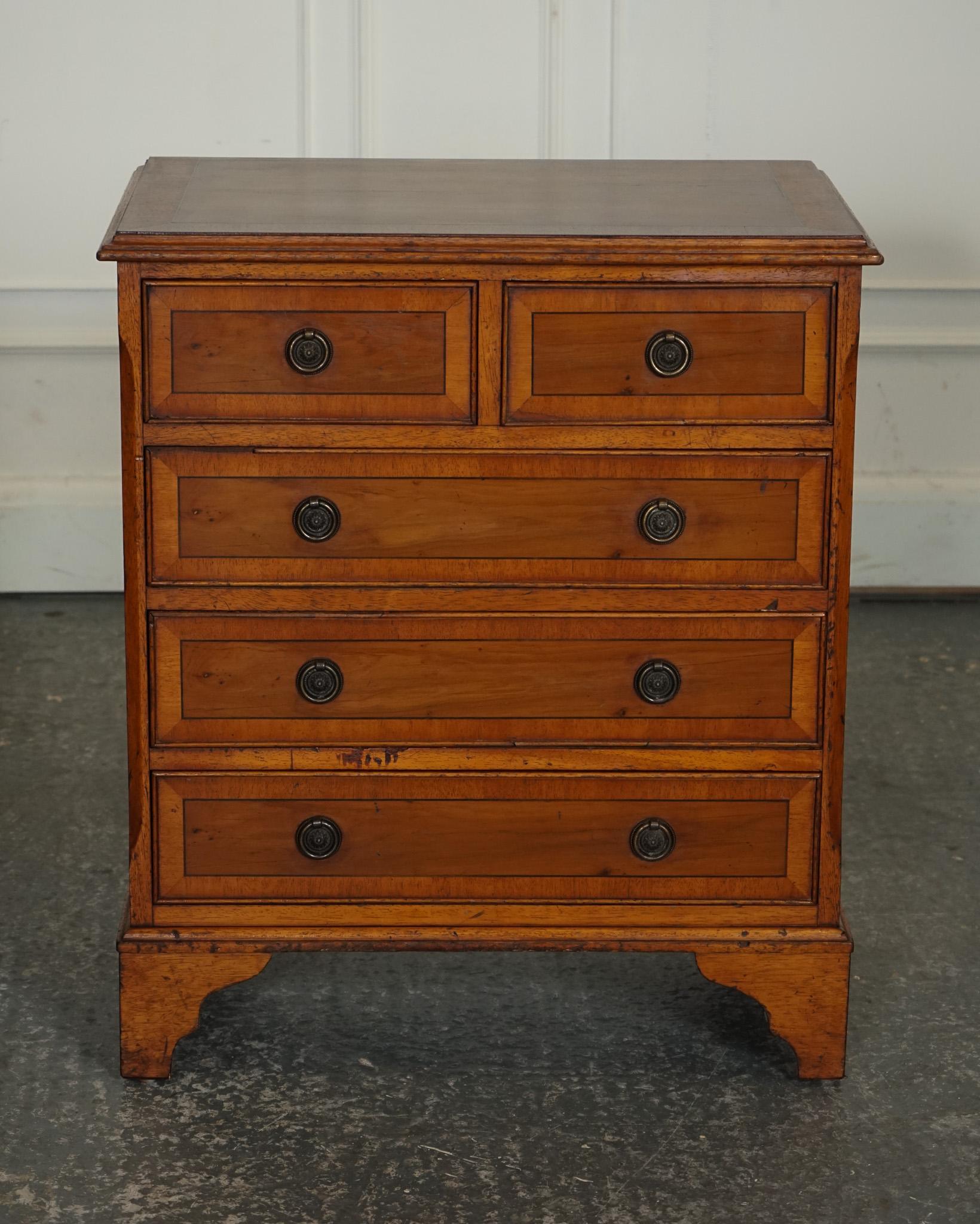 VINTAGE YEW WOOD CHEST OF DRAWERS WITH GEORGiAN Style HANDLES im Zustand „Gut“ im Angebot in Pulborough, GB