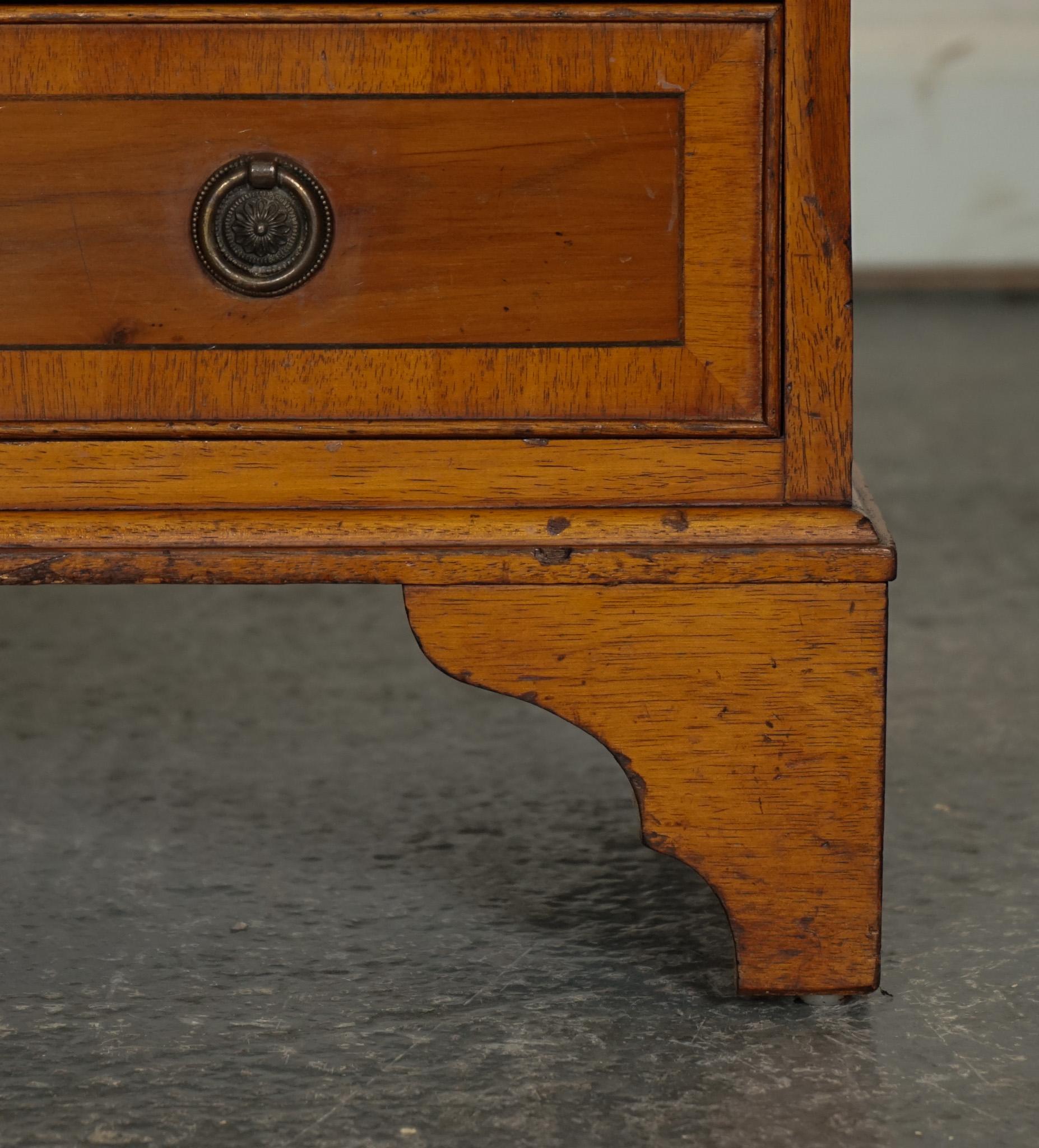 VINTAGE YEW WOOD CHEST OF DRAWERS WITH GEORGiAN Style HANDLES (Eibenholz) im Angebot