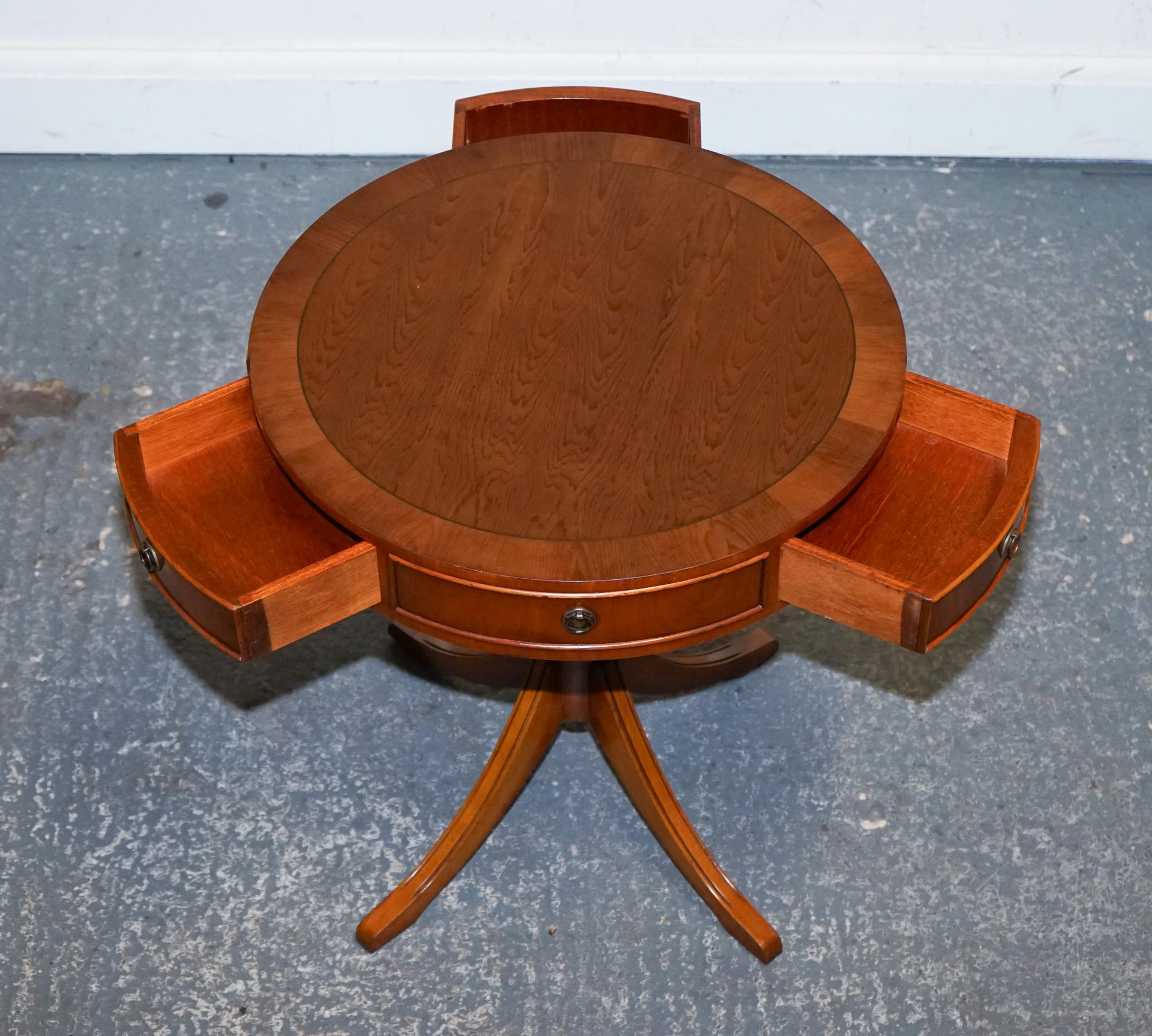 VINTAGE YEW WOOD CIRCULAR DRUM END SiDE LAMP TABLE en vente 3