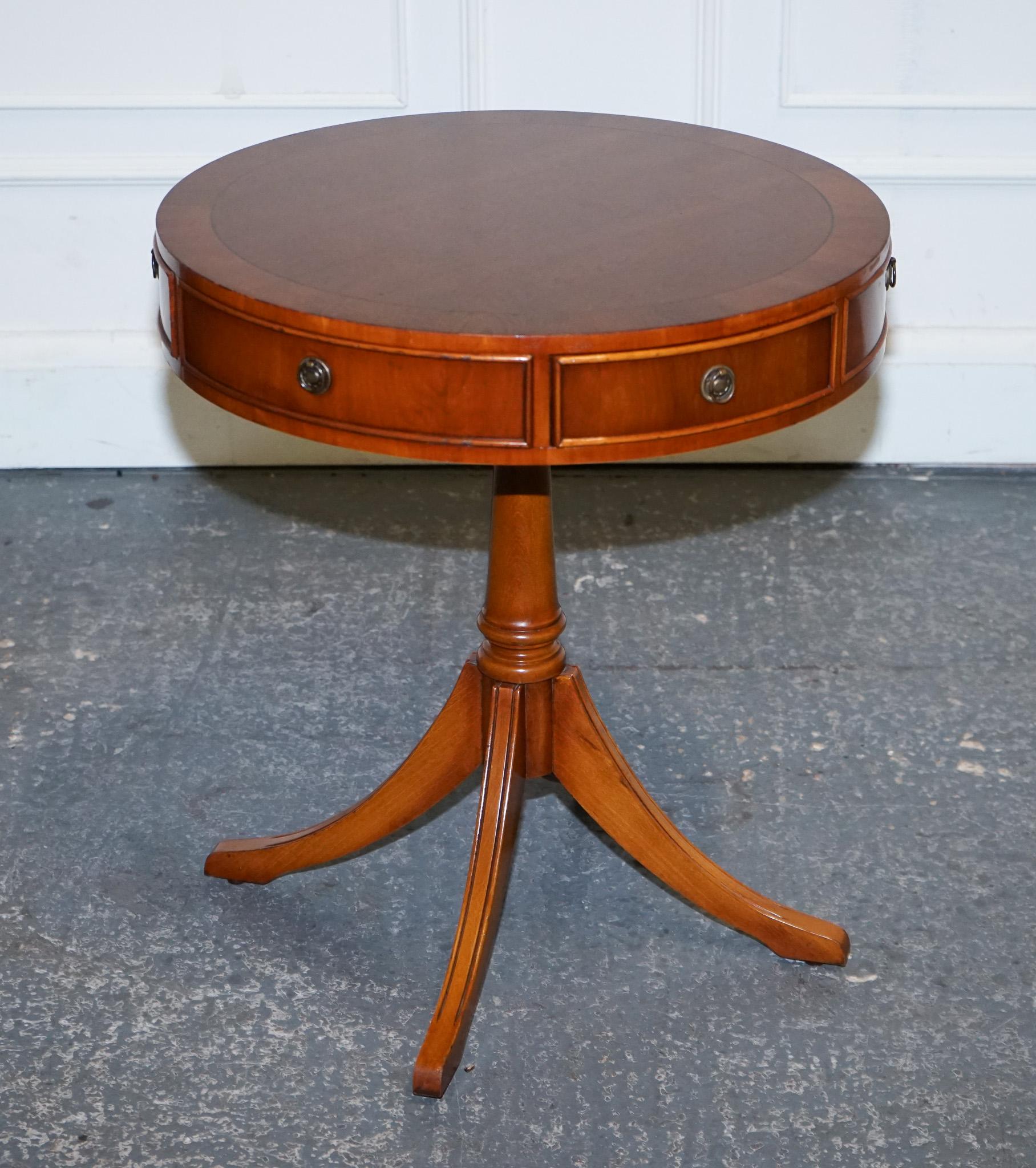 Britannique VINTAGE YEW WOOD CIRCULAR DRUM END SiDE LAMP TABLE en vente