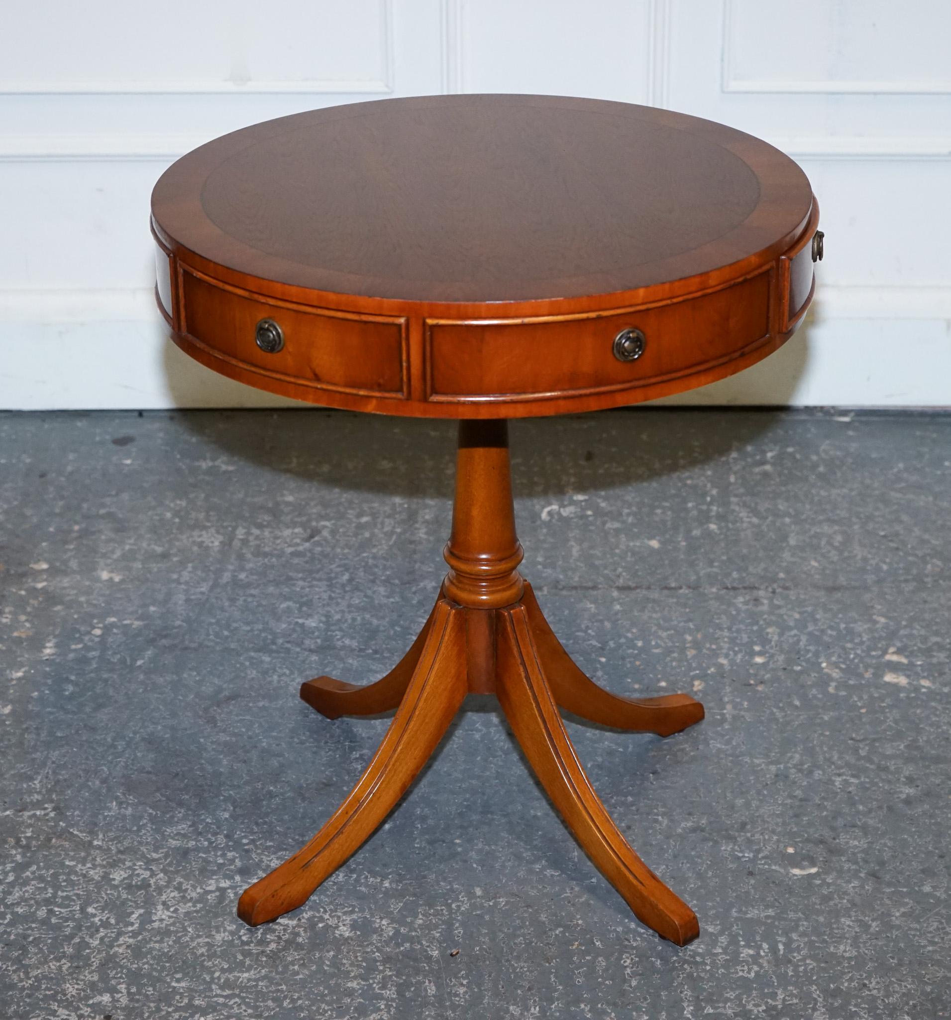 Fait main VINTAGE YEW WOOD CIRCULAR DRUM END SiDE LAMP TABLE en vente