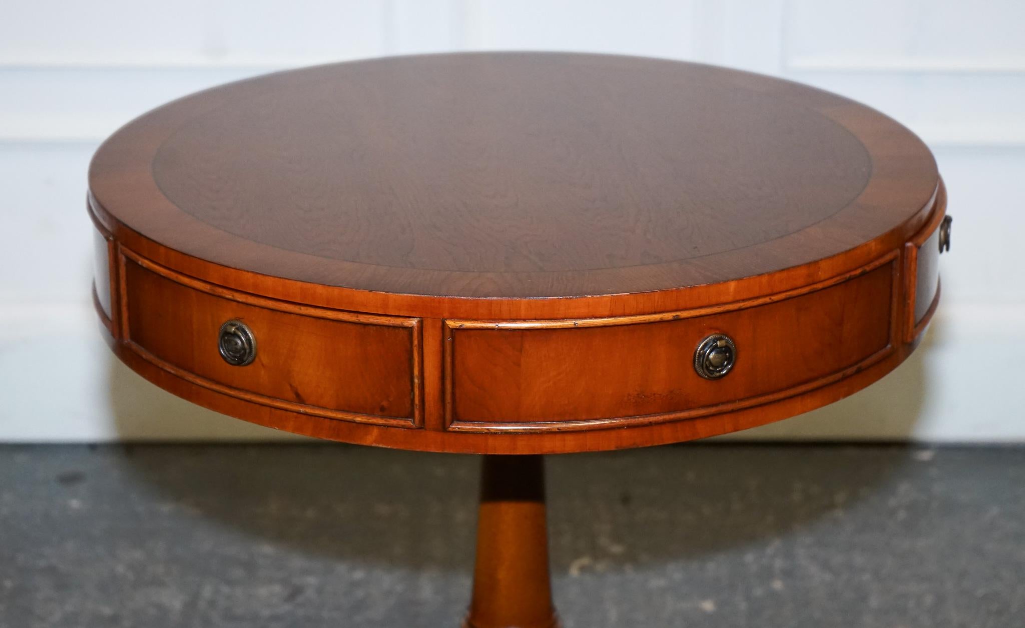 VINTAGE YEW WOOD CIRCULAR DRUM END SiDE LAMP TABLE Bon état - En vente à Pulborough, GB