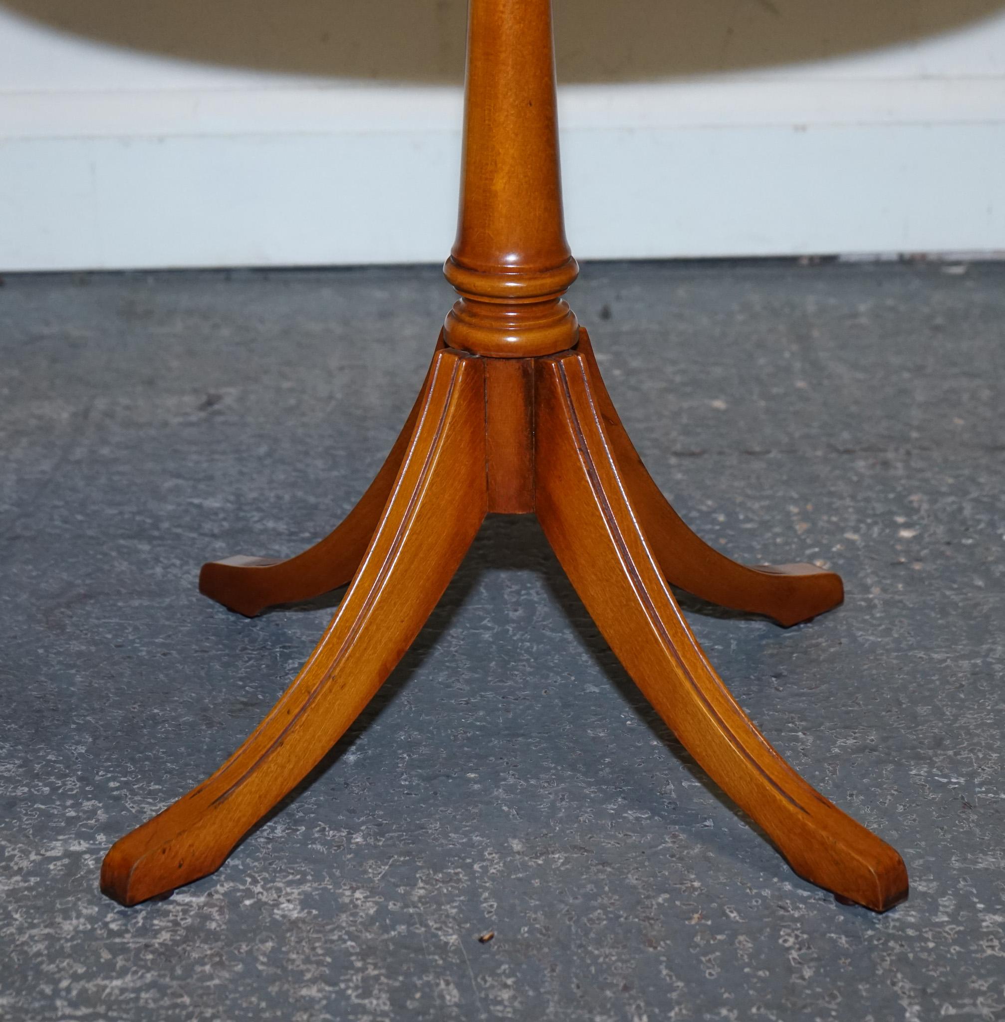 20ième siècle VINTAGE YEW WOOD CIRCULAR DRUM END SiDE LAMP TABLE en vente