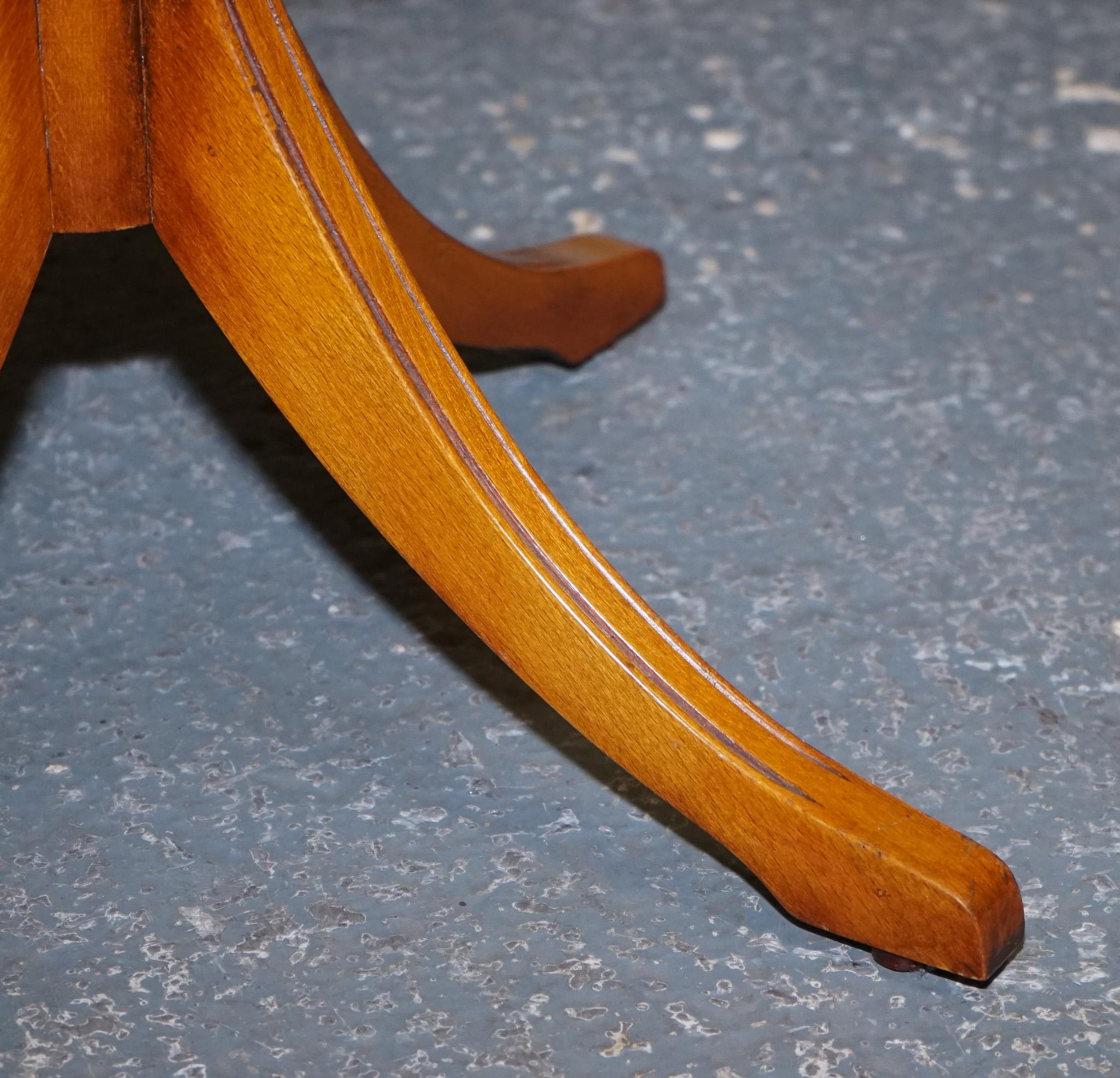 If VINTAGE YEW WOOD CIRCULAR DRUM END SiDE LAMP TABLE en vente