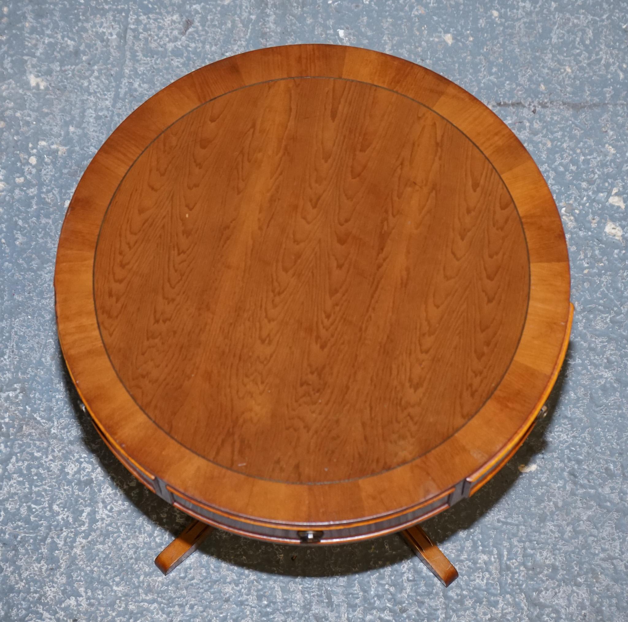VINTAGE YEW WOOD CIRCULAR DRUM END SiDE LAMP TABLE en vente 2