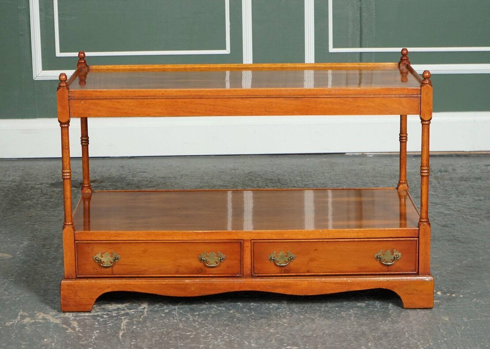 Britannique Vintage Yew Wood Georgian Style Coffee Table TV Stand with Two Drawers en vente