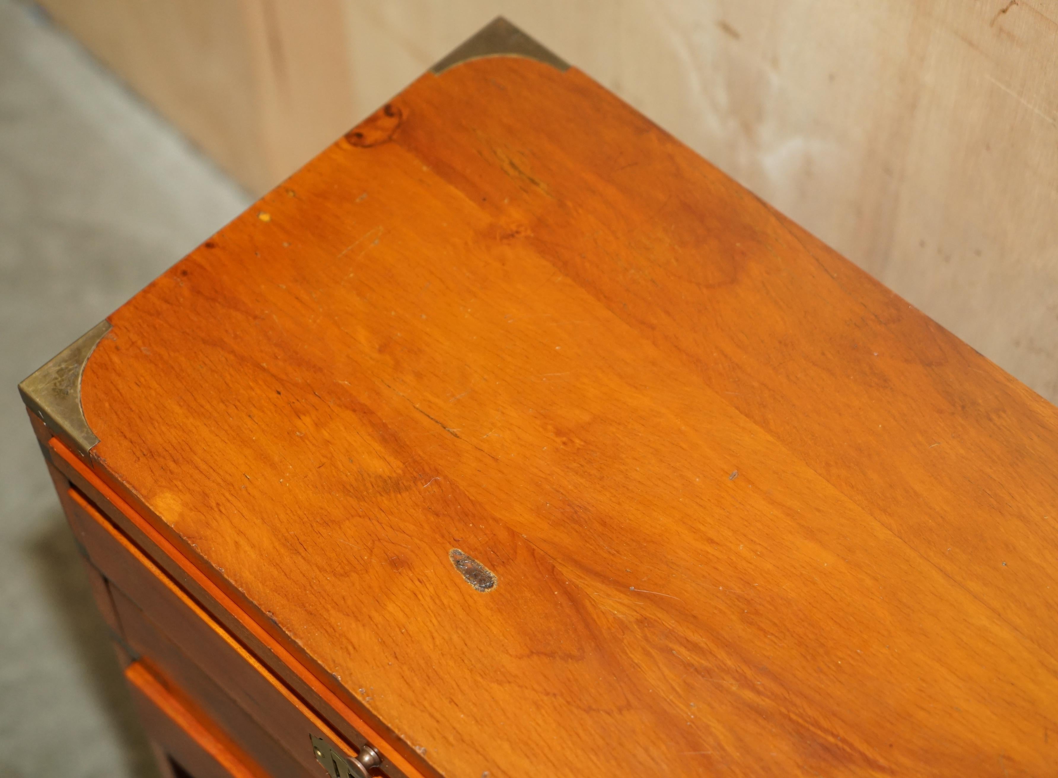 VINTAGE YEW WOOD & GREEN LEATHER MiLITARY CAMPAIGN SIDE TABLE LEATHER SLIP TRAY In Good Condition For Sale In West Sussex, Pulborough