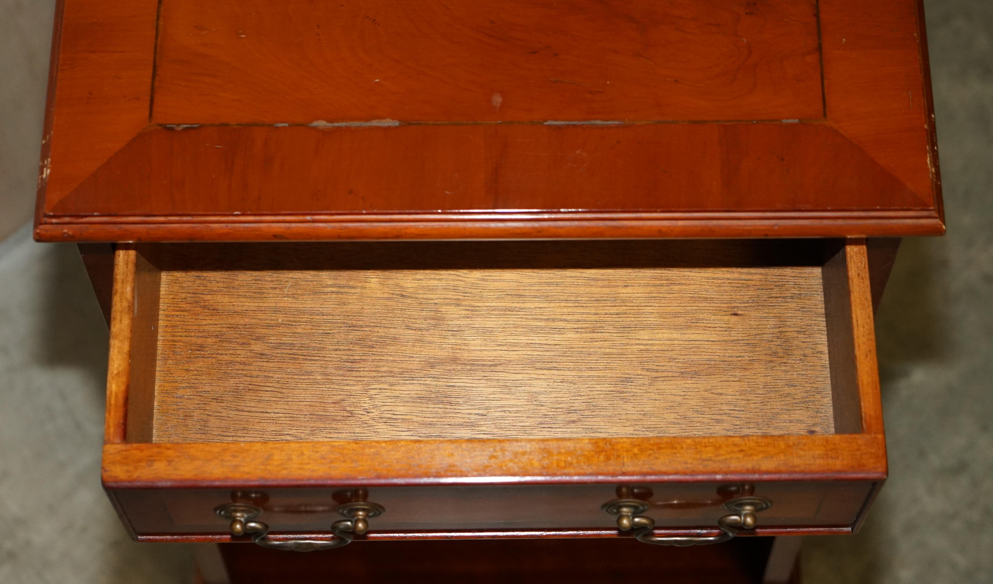 Table de bibliothèque vintage en bois d'if surdimensionnée avec un seul tiroir et des étagères en vente 6