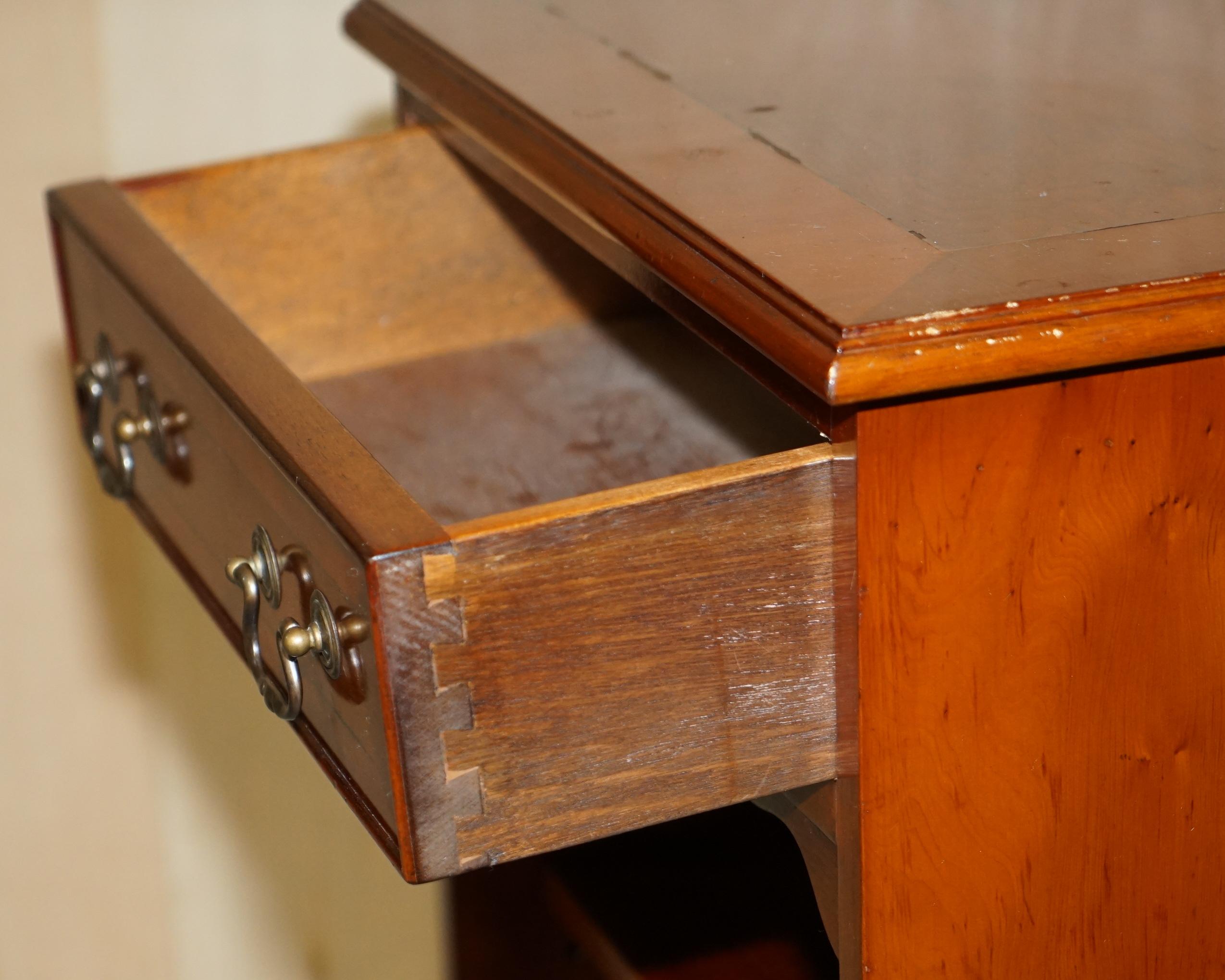 Table de bibliothèque vintage en bois d'if surdimensionnée avec un seul tiroir et des étagères en vente 7