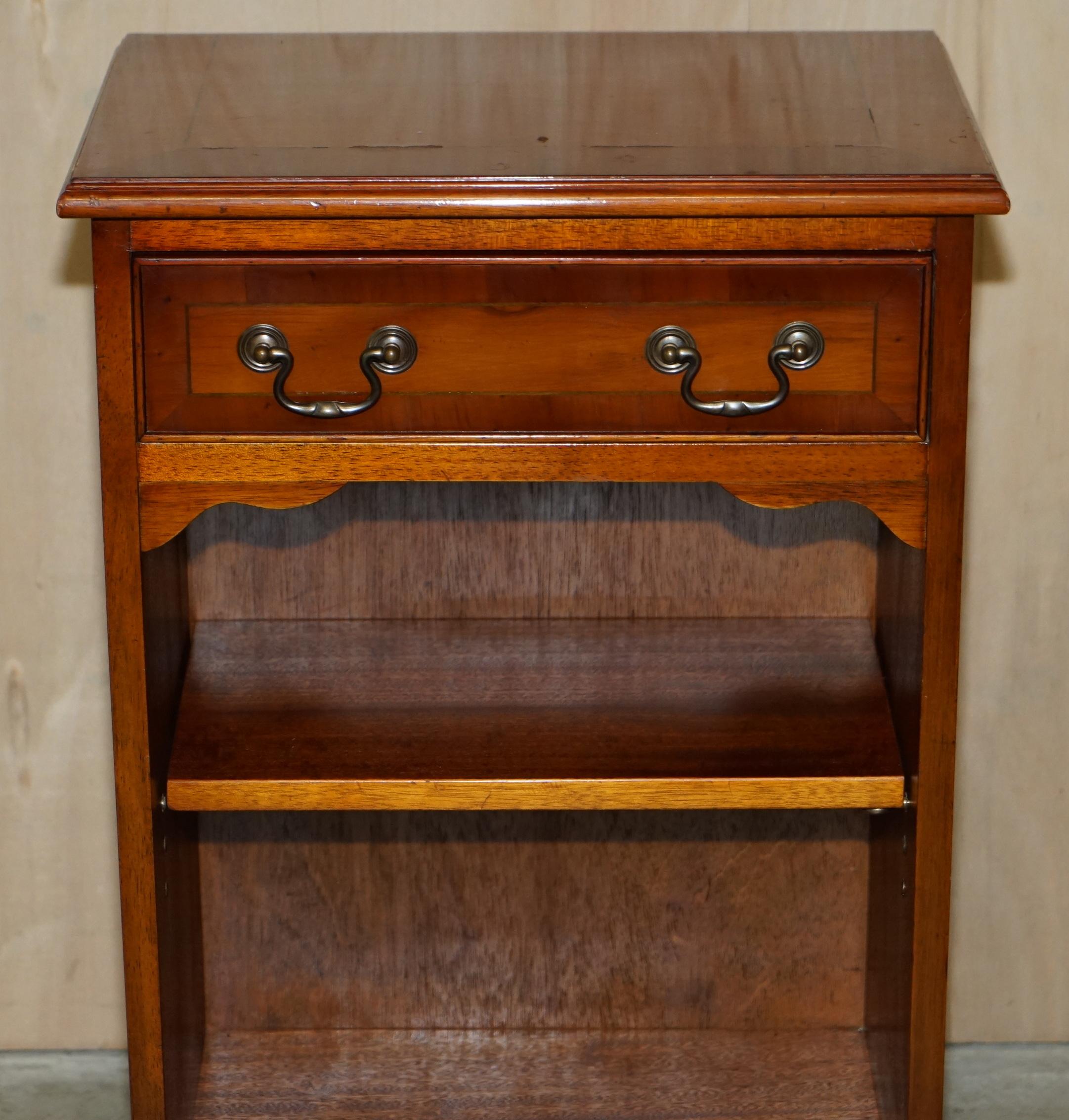 Country Table de bibliothèque vintage en bois d'if surdimensionnée avec un seul tiroir et des étagères en vente