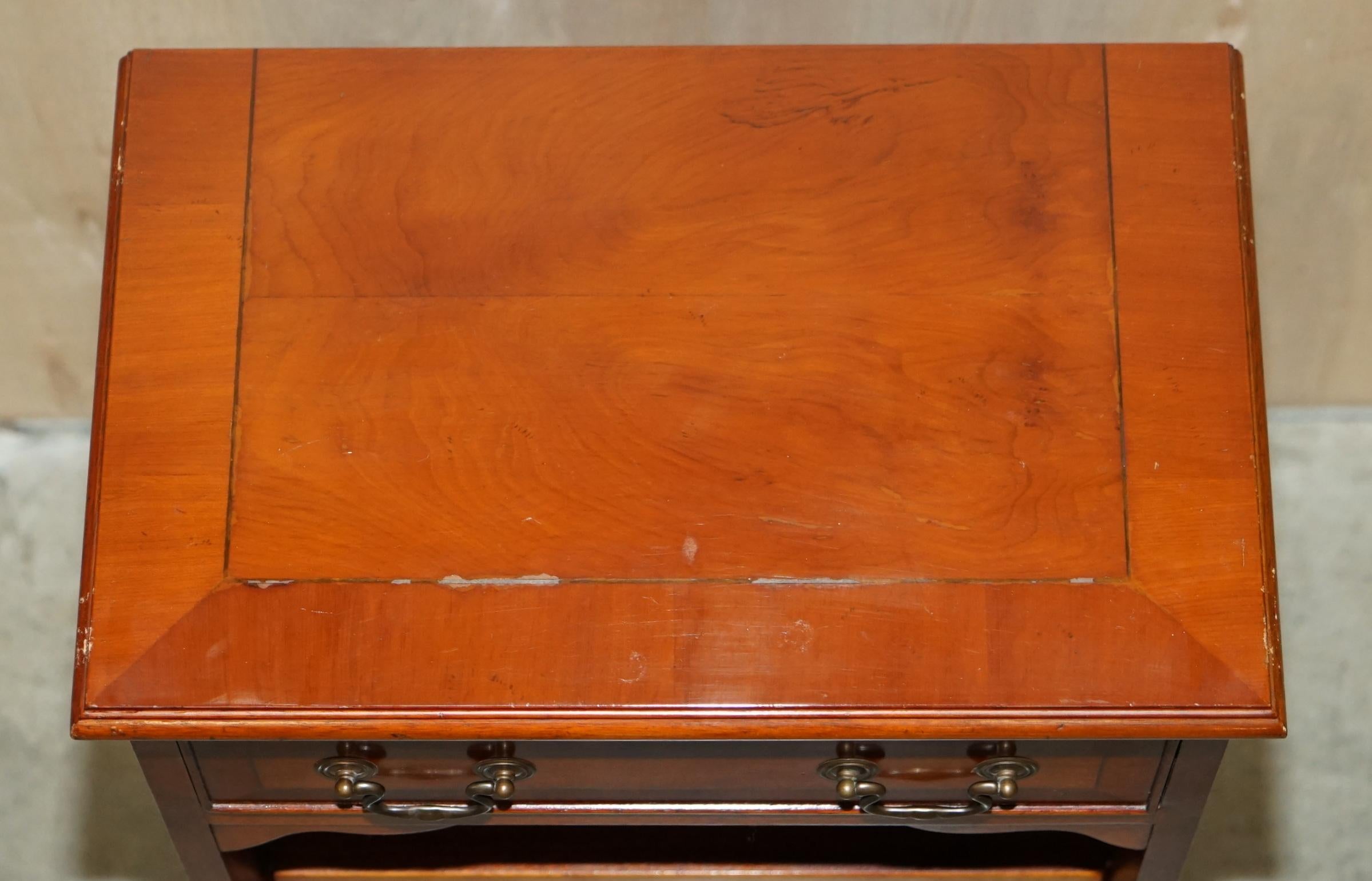 Anglais Table de bibliothèque vintage en bois d'if surdimensionnée avec un seul tiroir et des étagères en vente