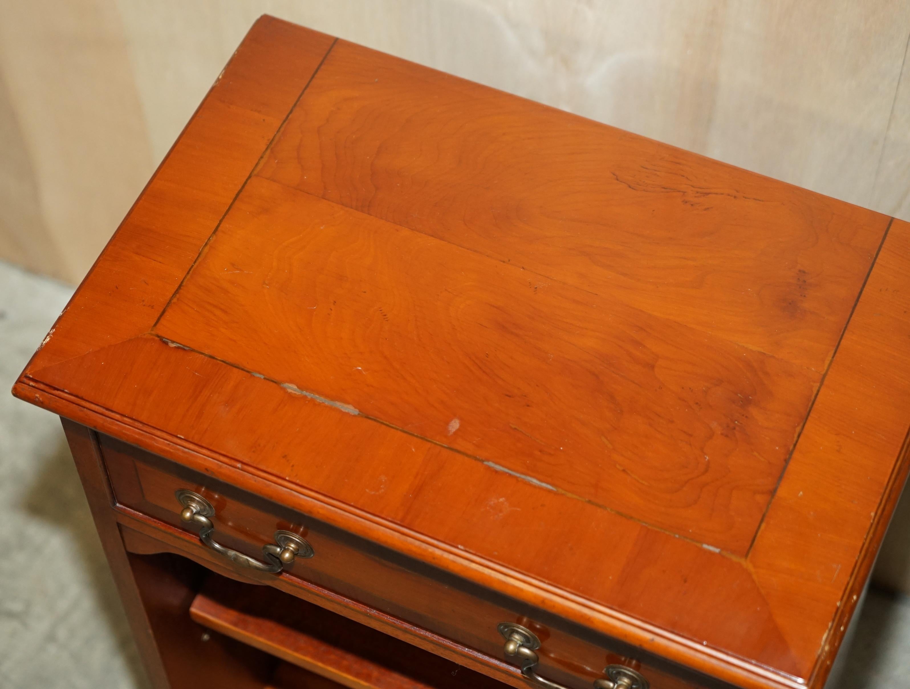 Fait main Table de bibliothèque vintage en bois d'if surdimensionnée avec un seul tiroir et des étagères en vente