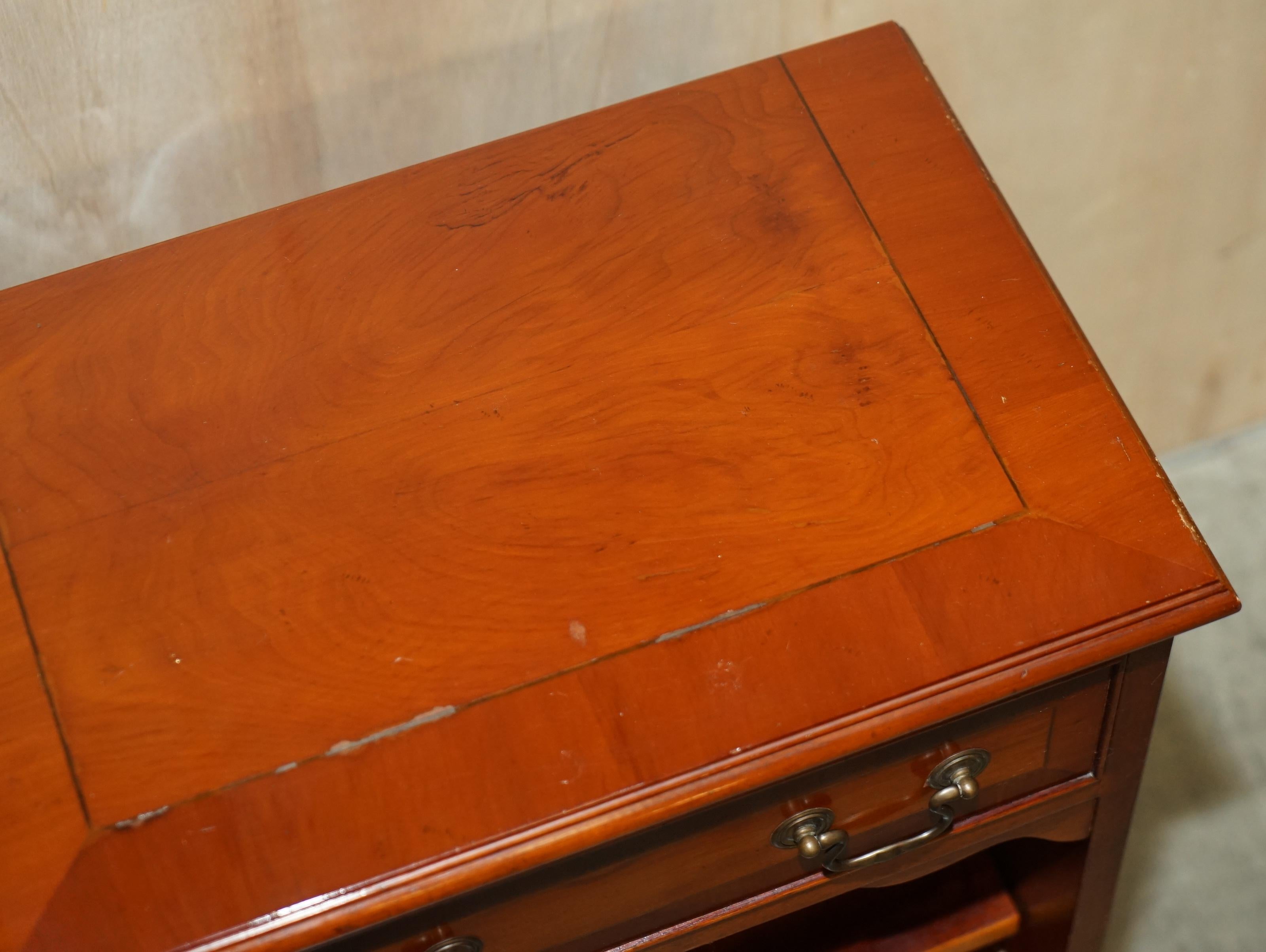 20ième siècle Table de bibliothèque vintage en bois d'if surdimensionnée avec un seul tiroir et des étagères en vente