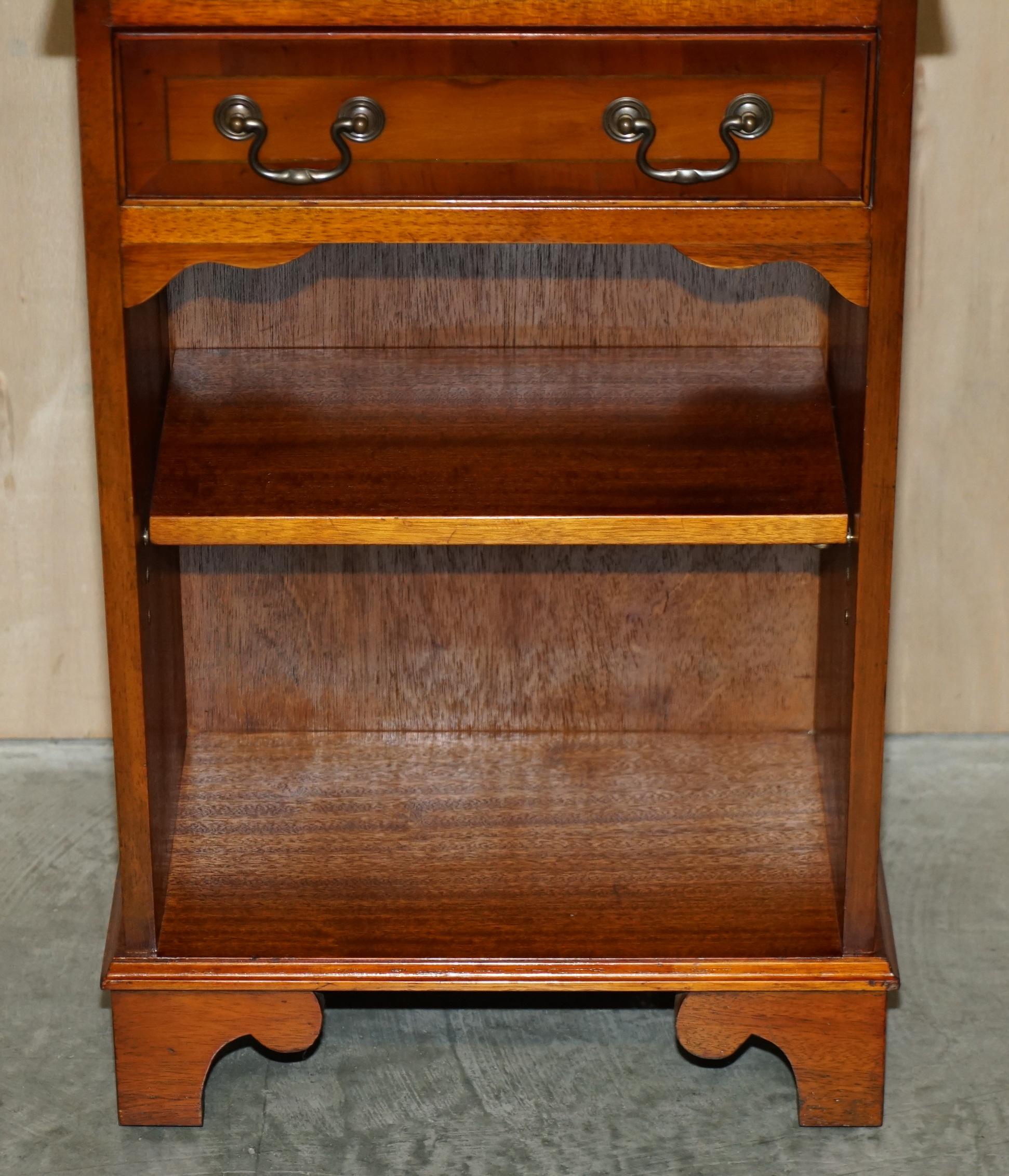 If Table de bibliothèque vintage en bois d'if surdimensionnée avec un seul tiroir et des étagères en vente