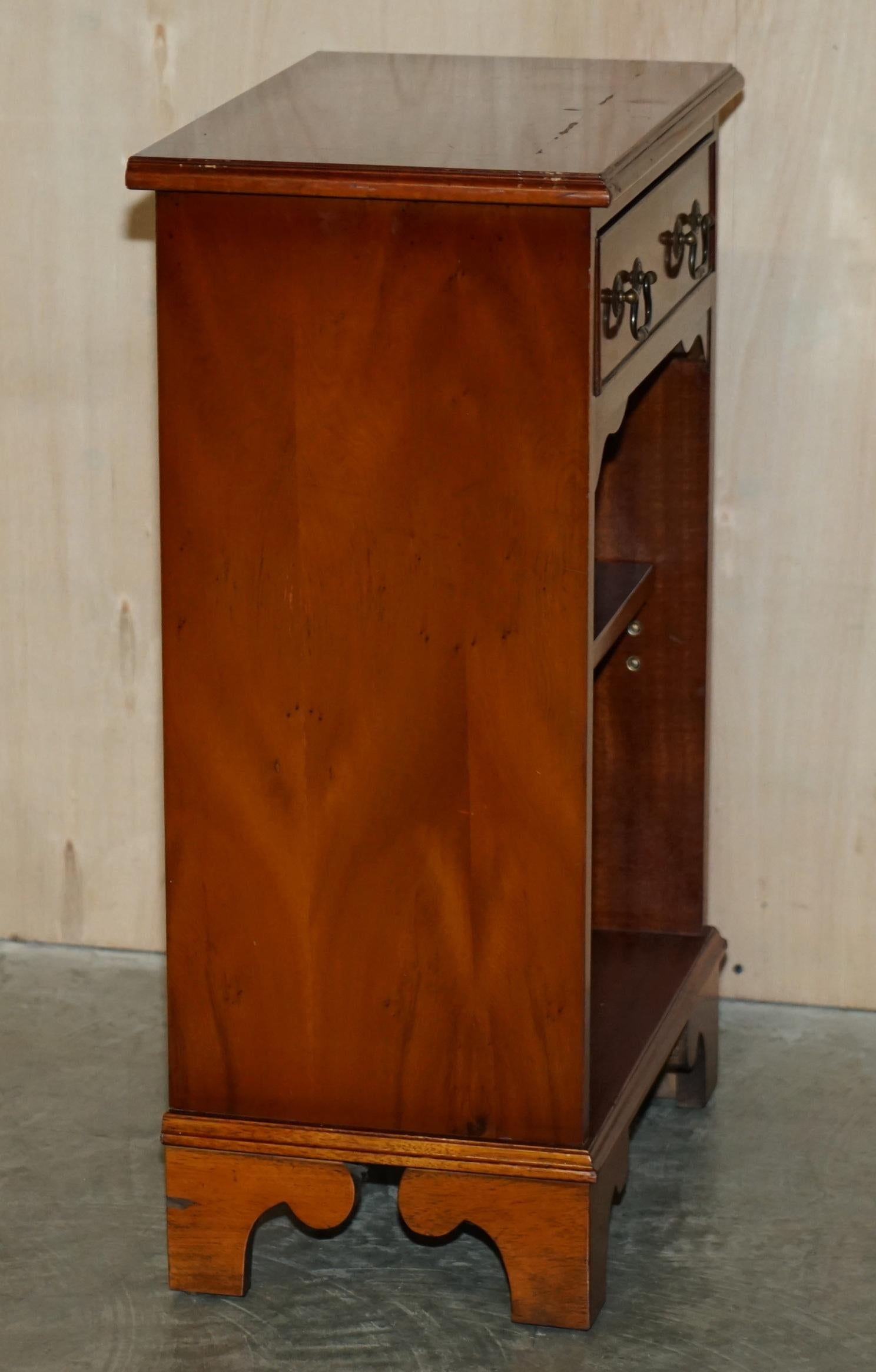 Table de bibliothèque vintage en bois d'if surdimensionnée avec un seul tiroir et des étagères en vente 1