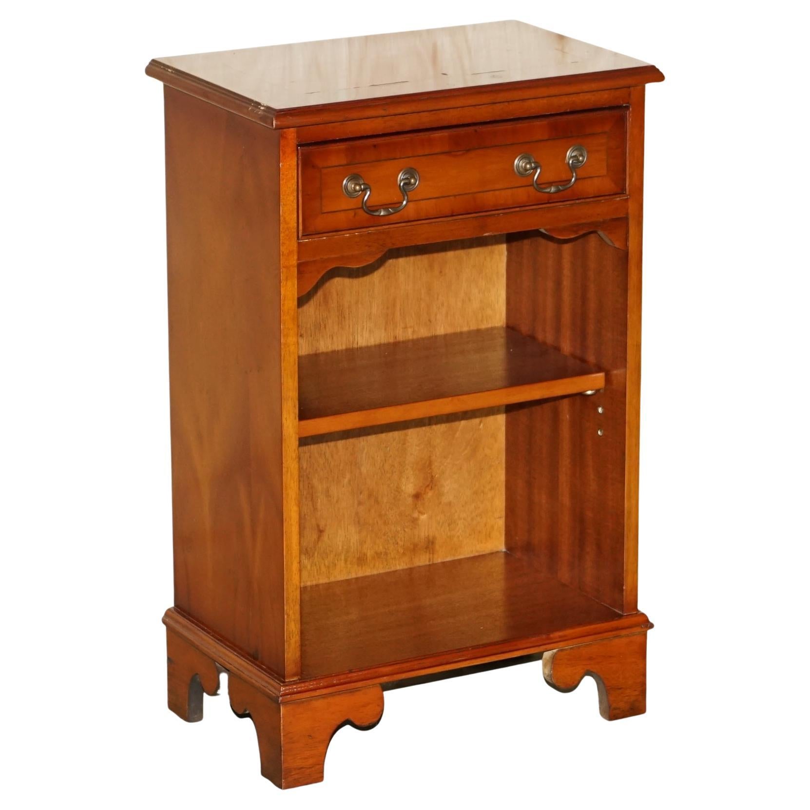 Mesa auxiliar de madera de tejo vintage con un solo cajón y estantes para libros