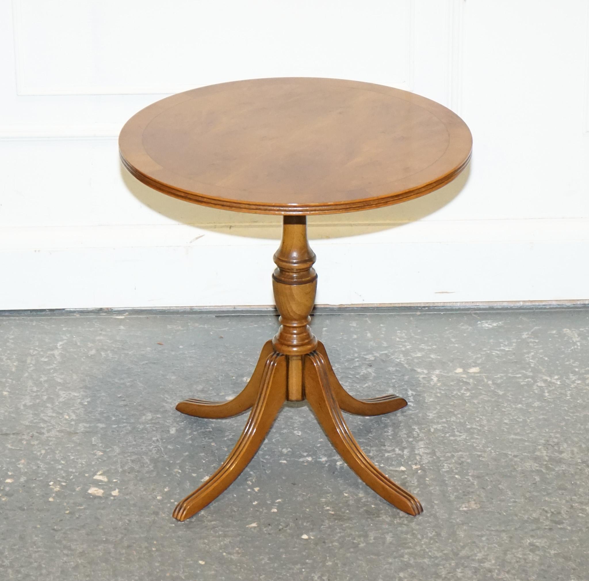 
Antiquités de Londres


Une charmante table d'appoint vintage en bois d'if, parfaite pour servir de table d'appoint, de table à vin ou de pied de lampe. Fabriqué en if aux tons chauds et riches, il présente des motifs de grain attrayants et des