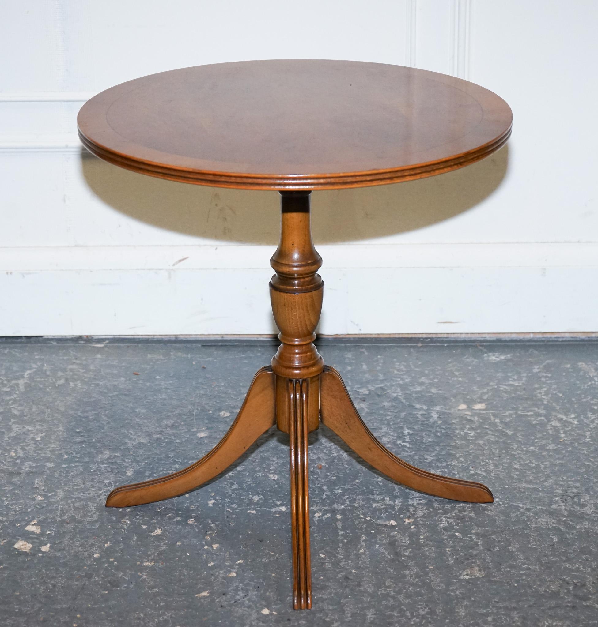 Fait main VINTAGE YEW WOOD SIDE END WiNE LAMP TABLE en vente