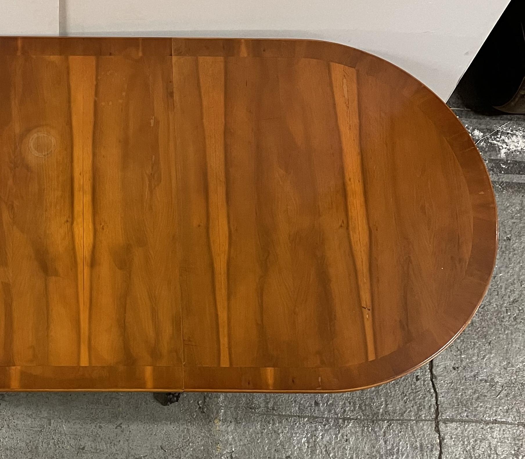 Table de salle à manger extensible en bois d'if vintage à deux pieds pour 6 à 8 personnes en vente 7