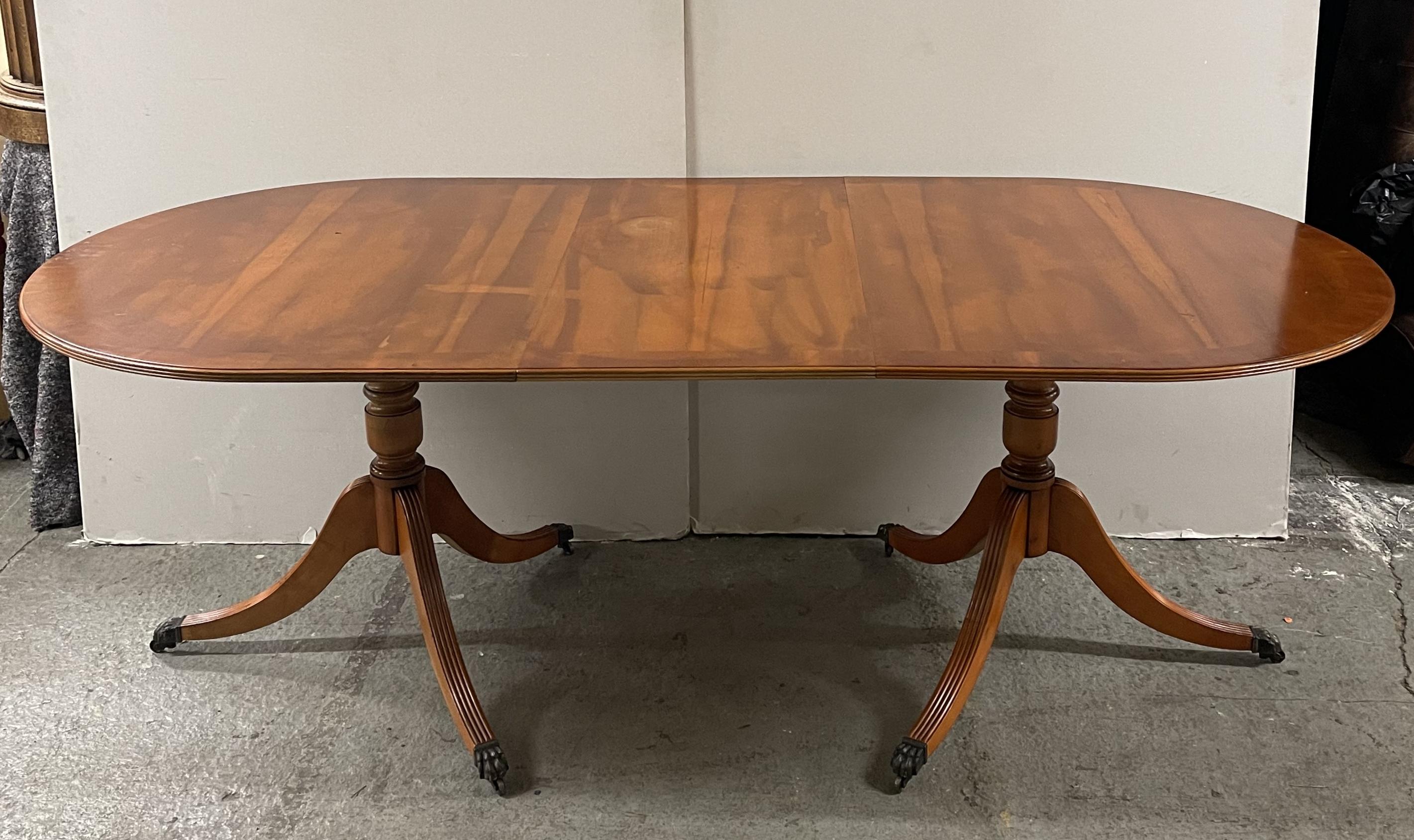 Table de salle à manger extensible en bois d'if vintage à deux pieds pour 6 à 8 personnes en vente 8