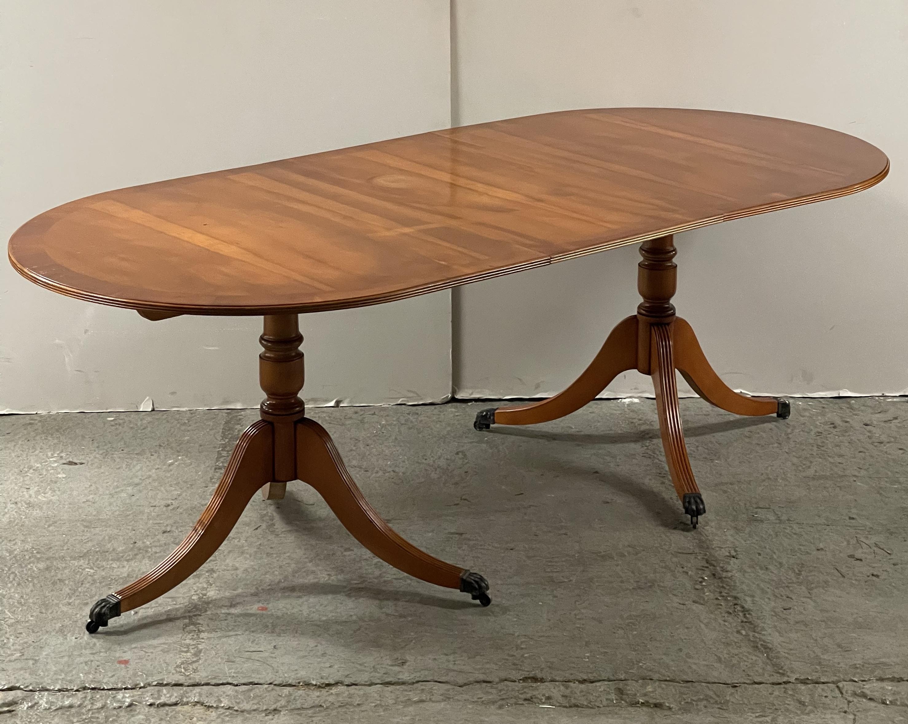Table de salle à manger extensible en bois d'if vintage à deux pieds pour 6 à 8 personnes en vente 9