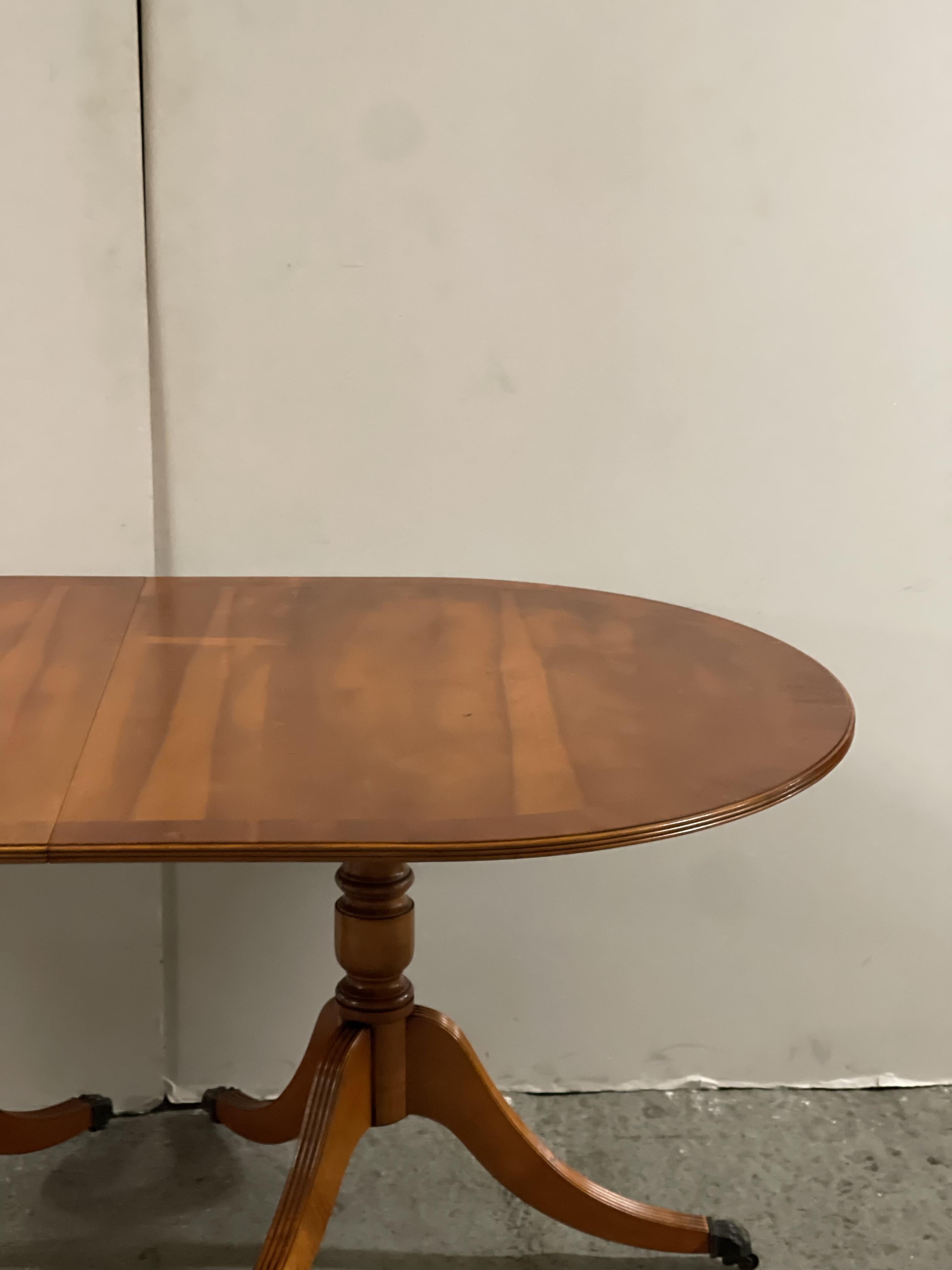 Anglais Table de salle à manger extensible en bois d'if vintage à deux pieds pour 6 à 8 personnes en vente