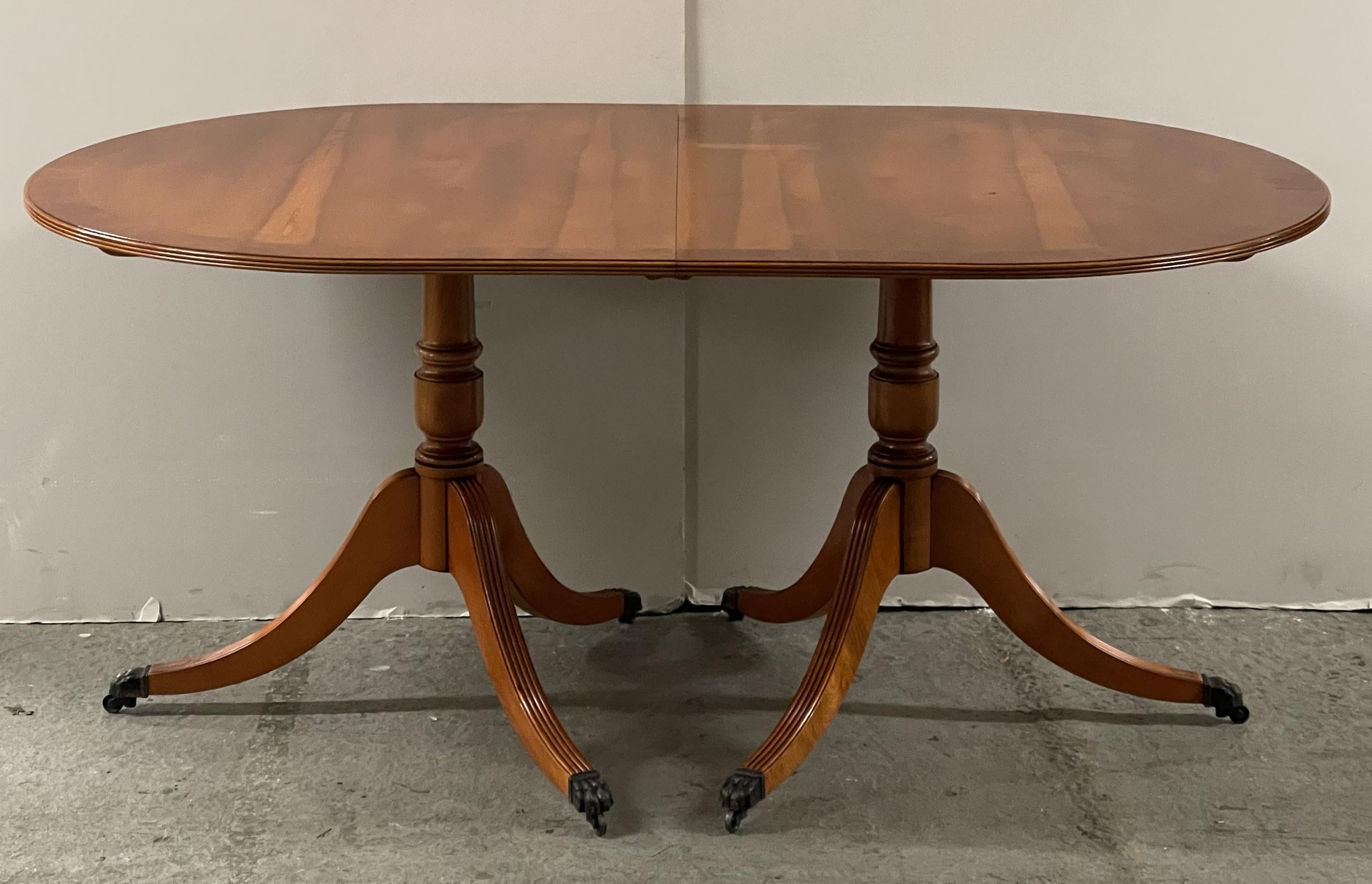 Fait main Table de salle à manger extensible en bois d'if vintage à deux pieds pour 6 à 8 personnes en vente
