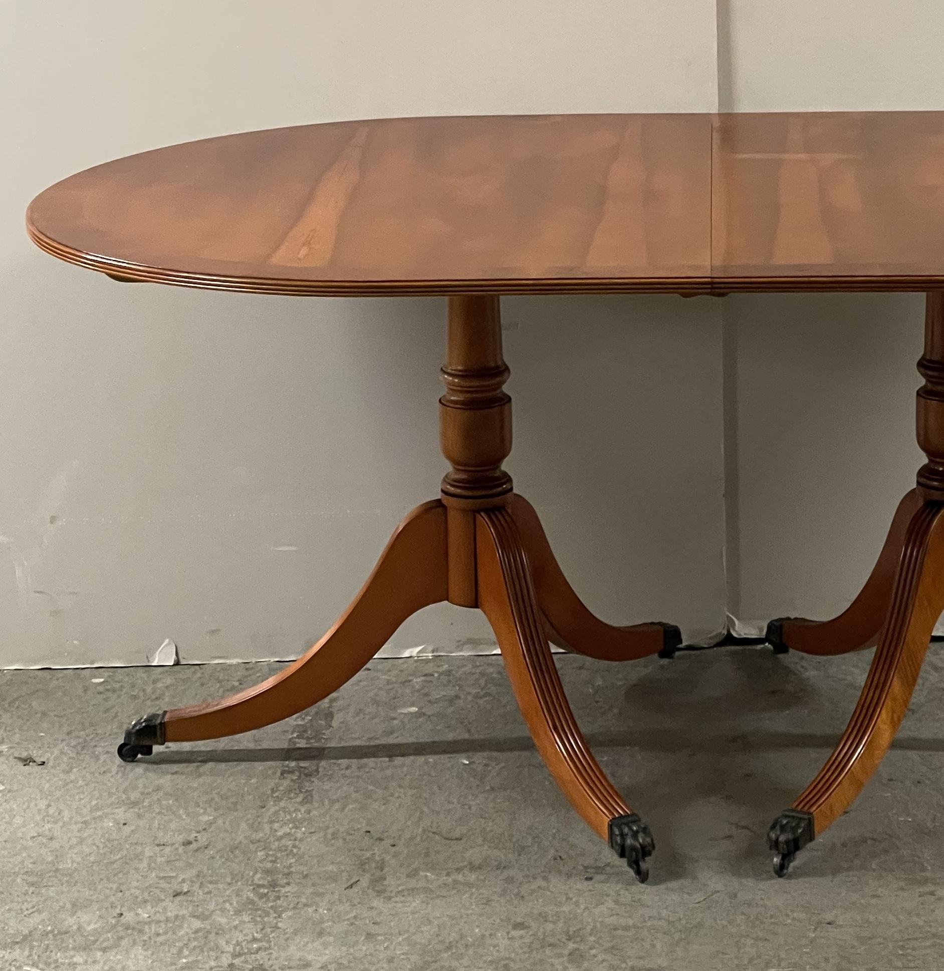 20ième siècle Table de salle à manger extensible en bois d'if vintage à deux pieds pour 6 à 8 personnes en vente
