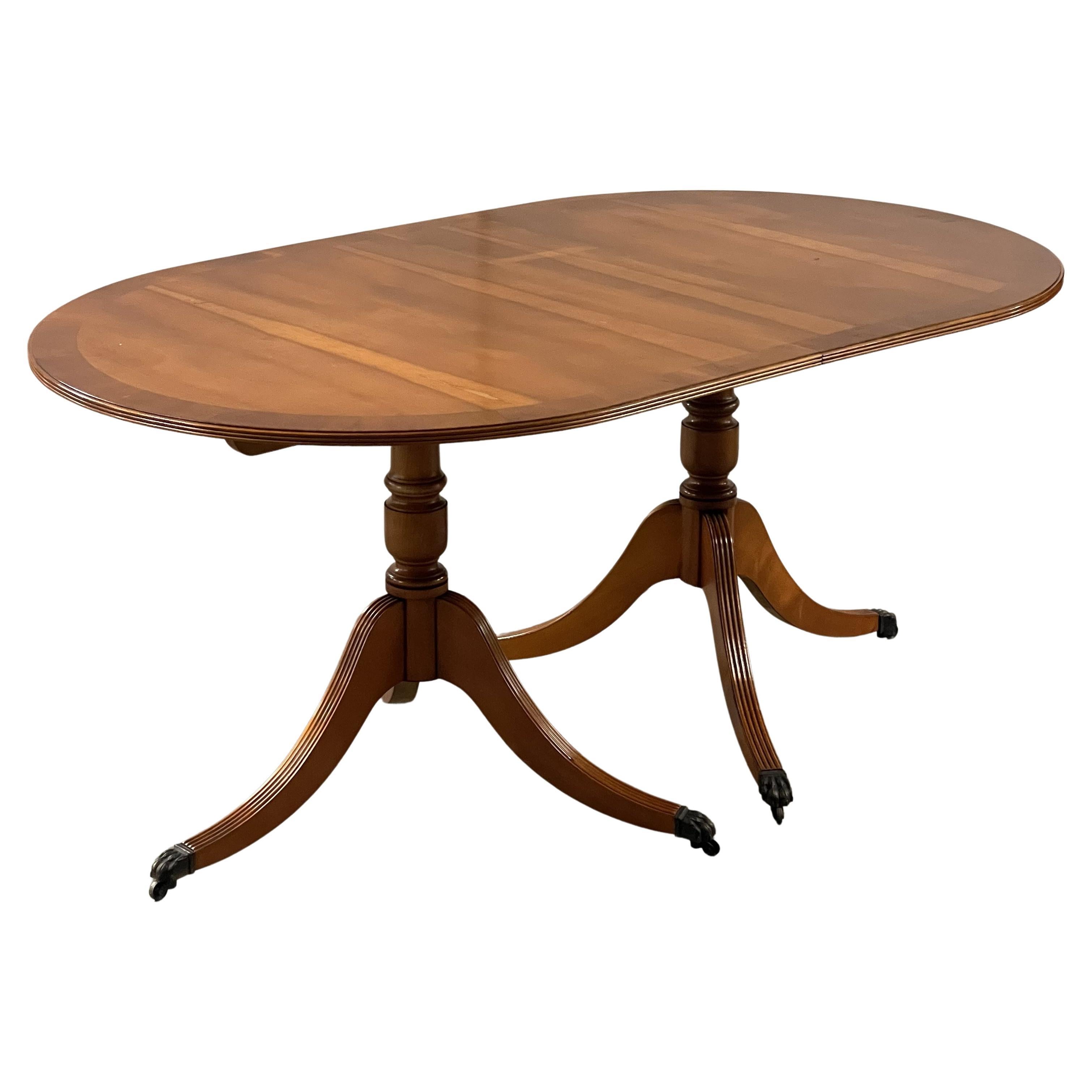 Table de salle à manger extensible en bois d'if vintage à deux pieds pour 6 à 8 personnes