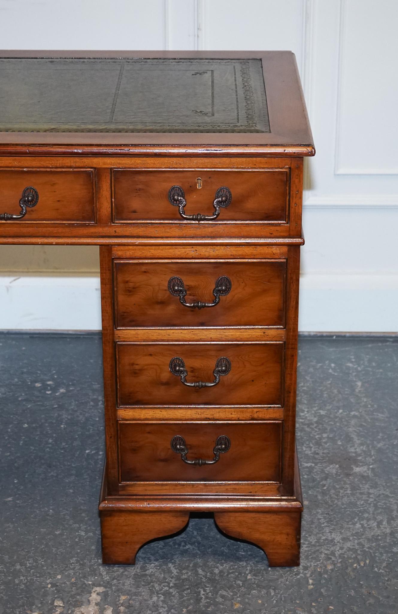 Bureau VINTAGE YEW WOOD TWiN EN CUIR DE PEDESTAL GREEN en vente 3