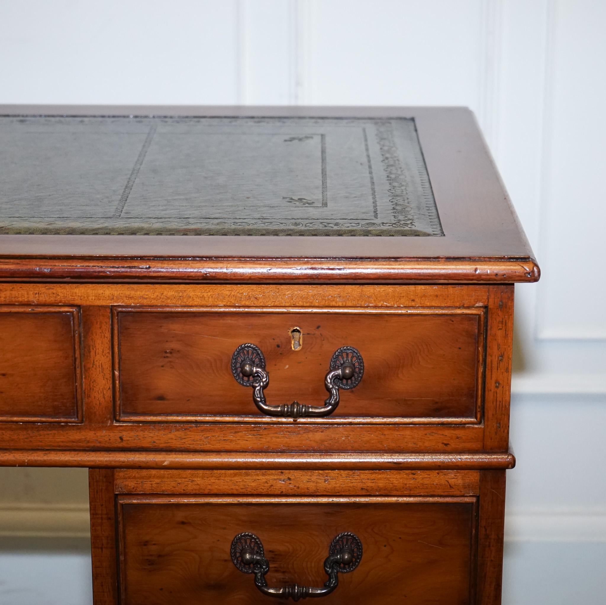 Bureau VINTAGE YEW WOOD TWiN EN CUIR DE PEDESTAL GREEN en vente 4