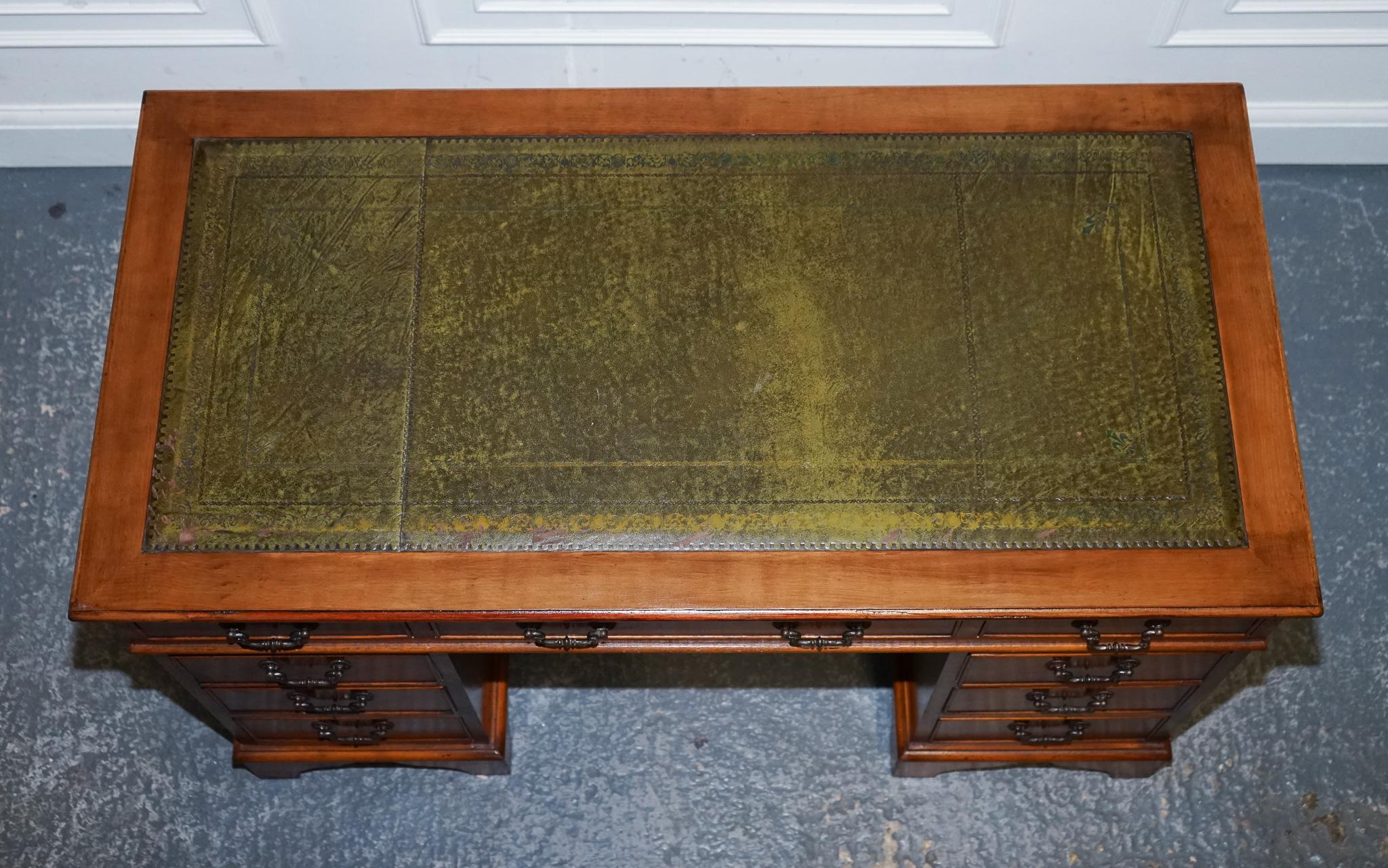 Bureau VINTAGE YEW WOOD TWiN EN CUIR DE PEDESTAL GREEN en vente 6