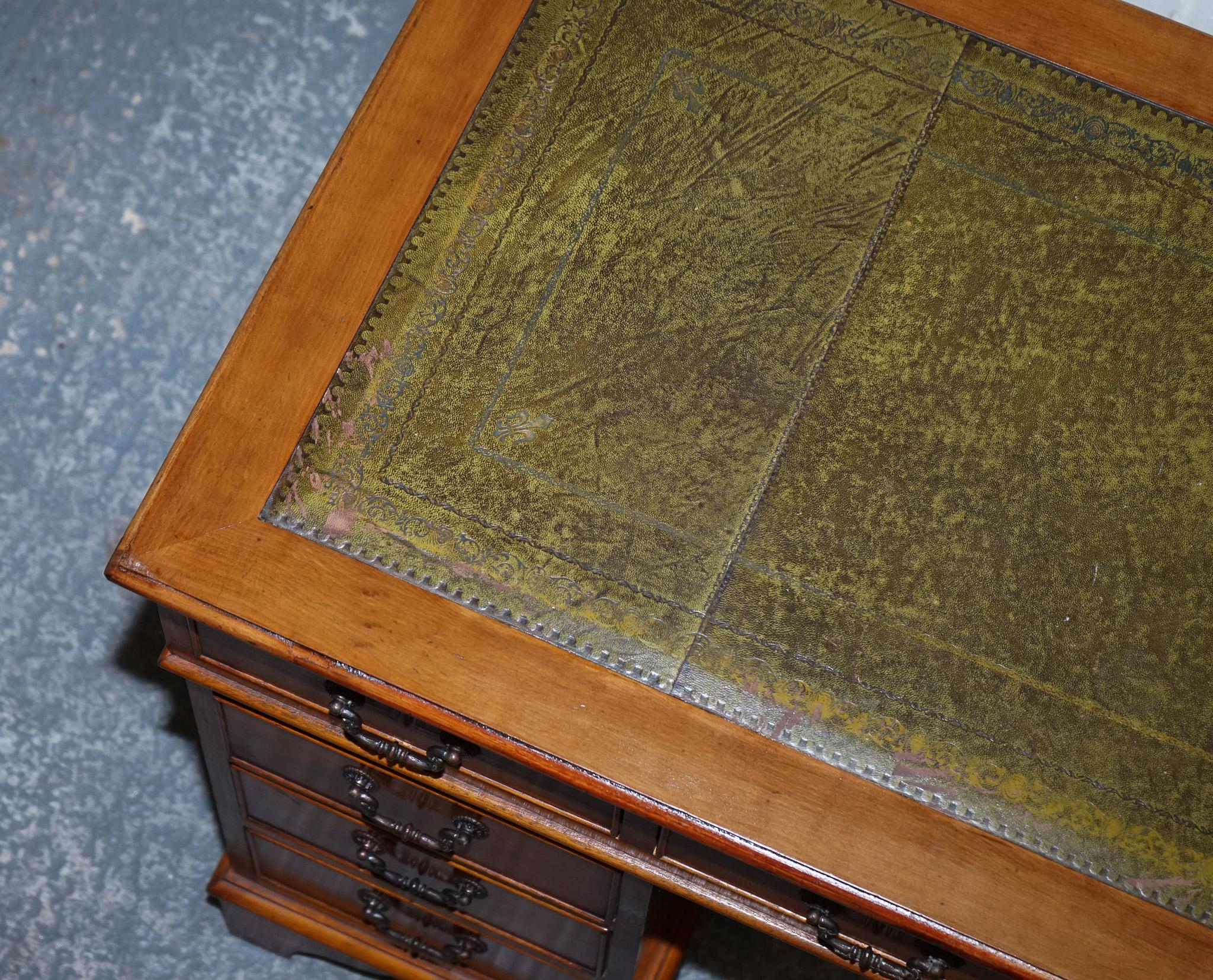 Bureau VINTAGE YEW WOOD TWiN EN CUIR DE PEDESTAL GREEN en vente 8