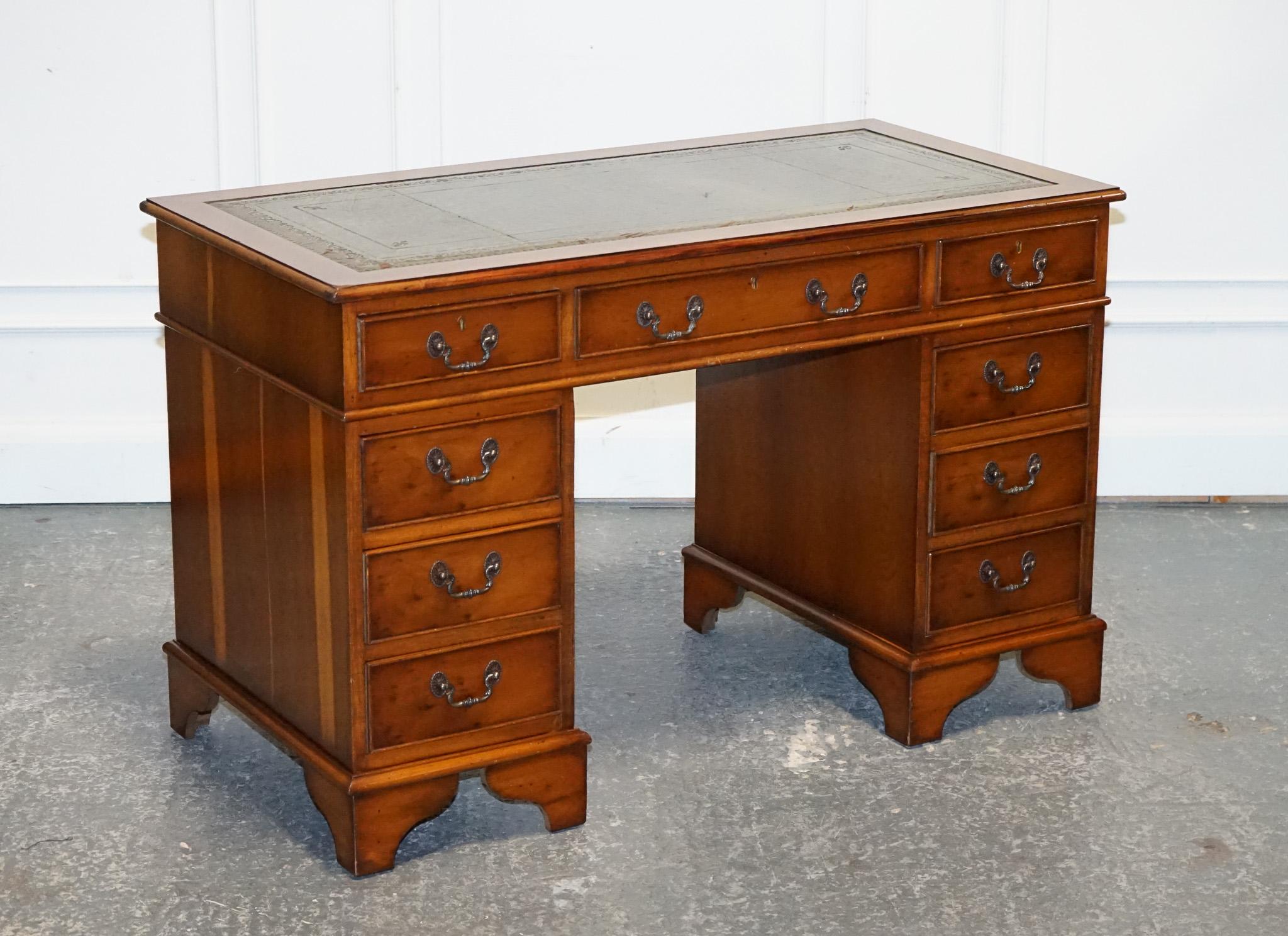 Antiquités de Londres



Nous sommes ravis d'offrir à la vente cet adorable guéridon vintage en bois d'if avec dessus en cuir vert.

Un beau bureau vintage bien fait, il a été nettoyé en profondeur, ciré et poli à la main. 

Veuillez examiner
