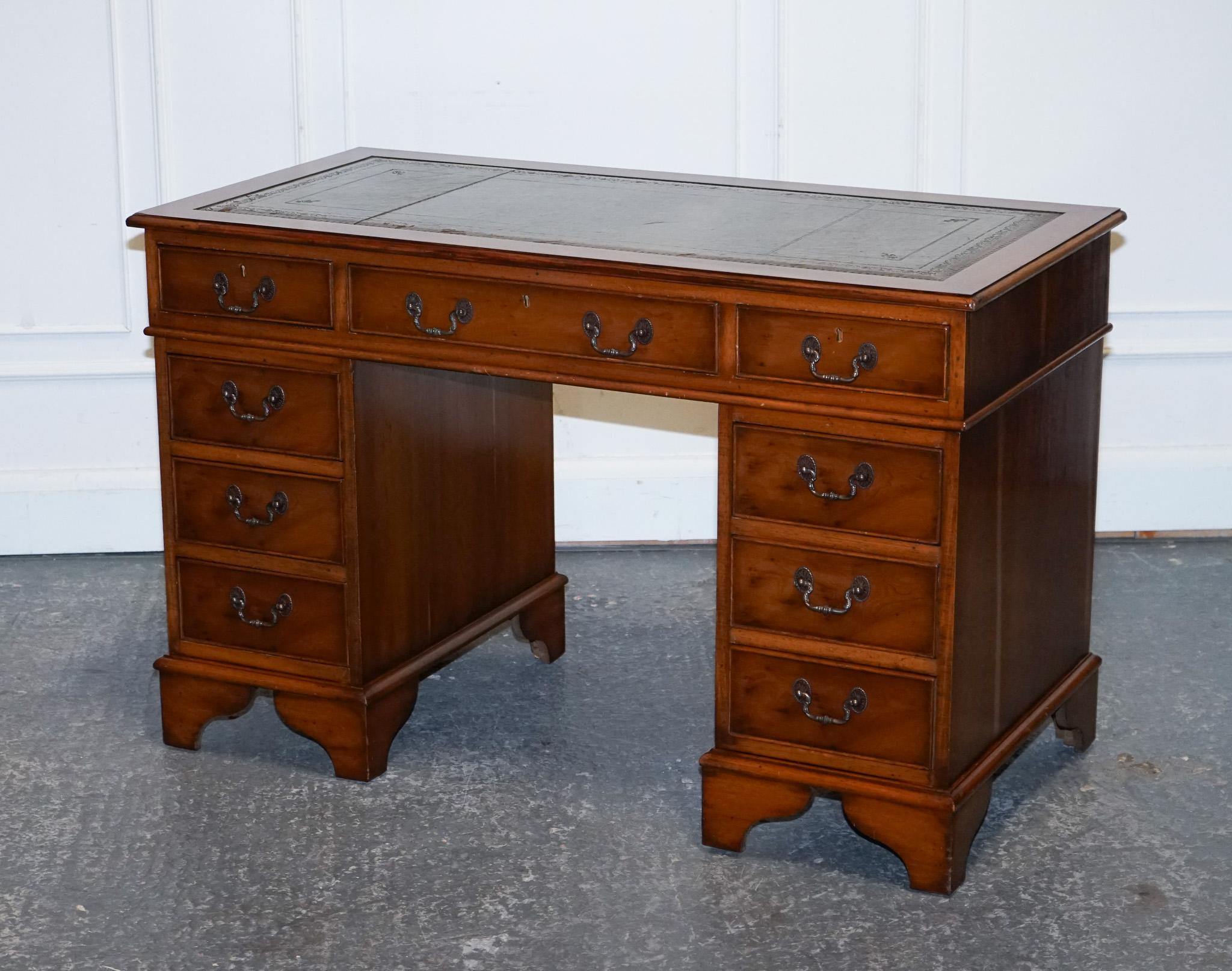 Britannique Bureau VINTAGE YEW WOOD TWiN EN CUIR DE PEDESTAL GREEN en vente