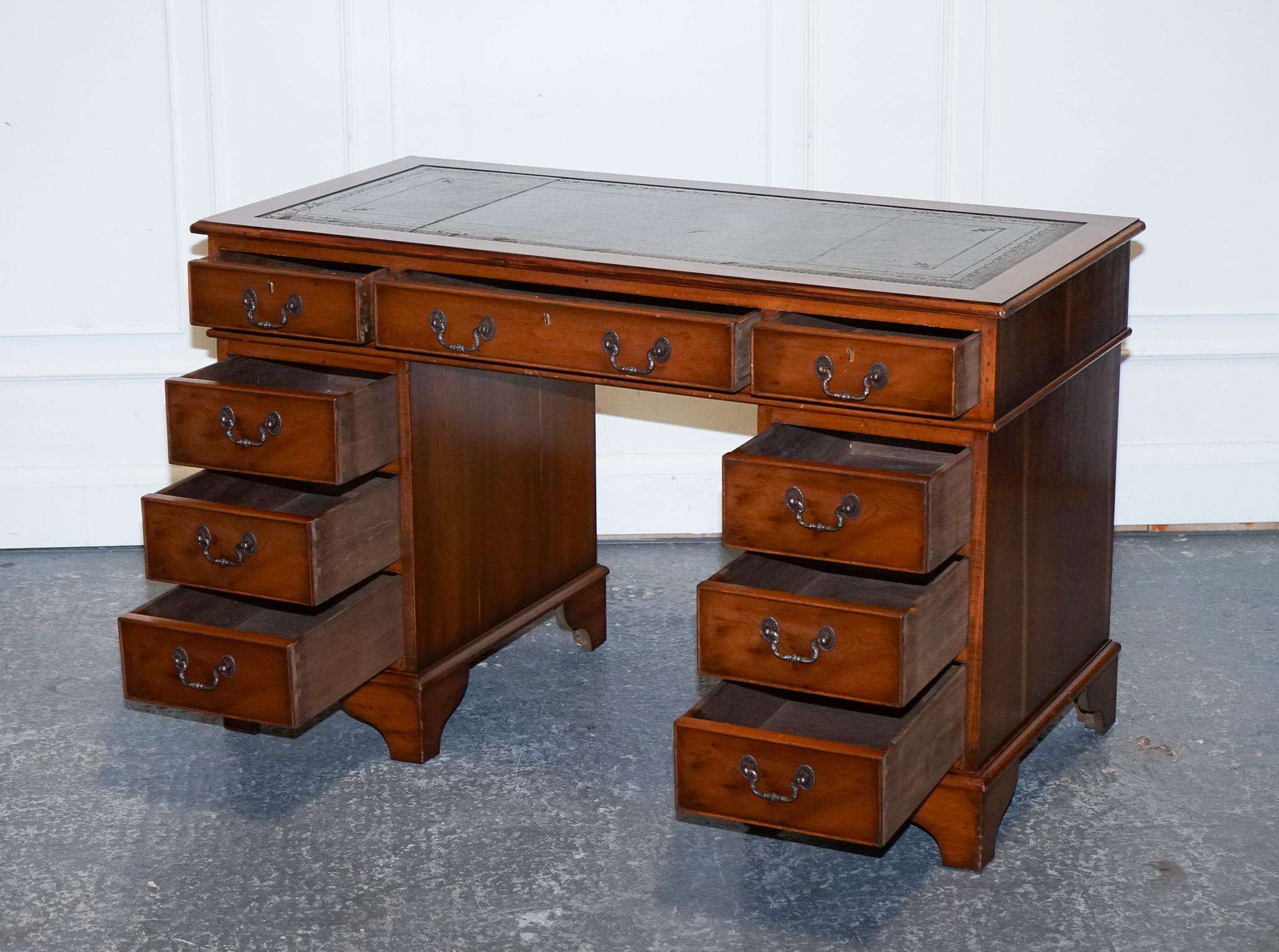 Fait main Bureau VINTAGE YEW WOOD TWiN EN CUIR DE PEDESTAL GREEN en vente