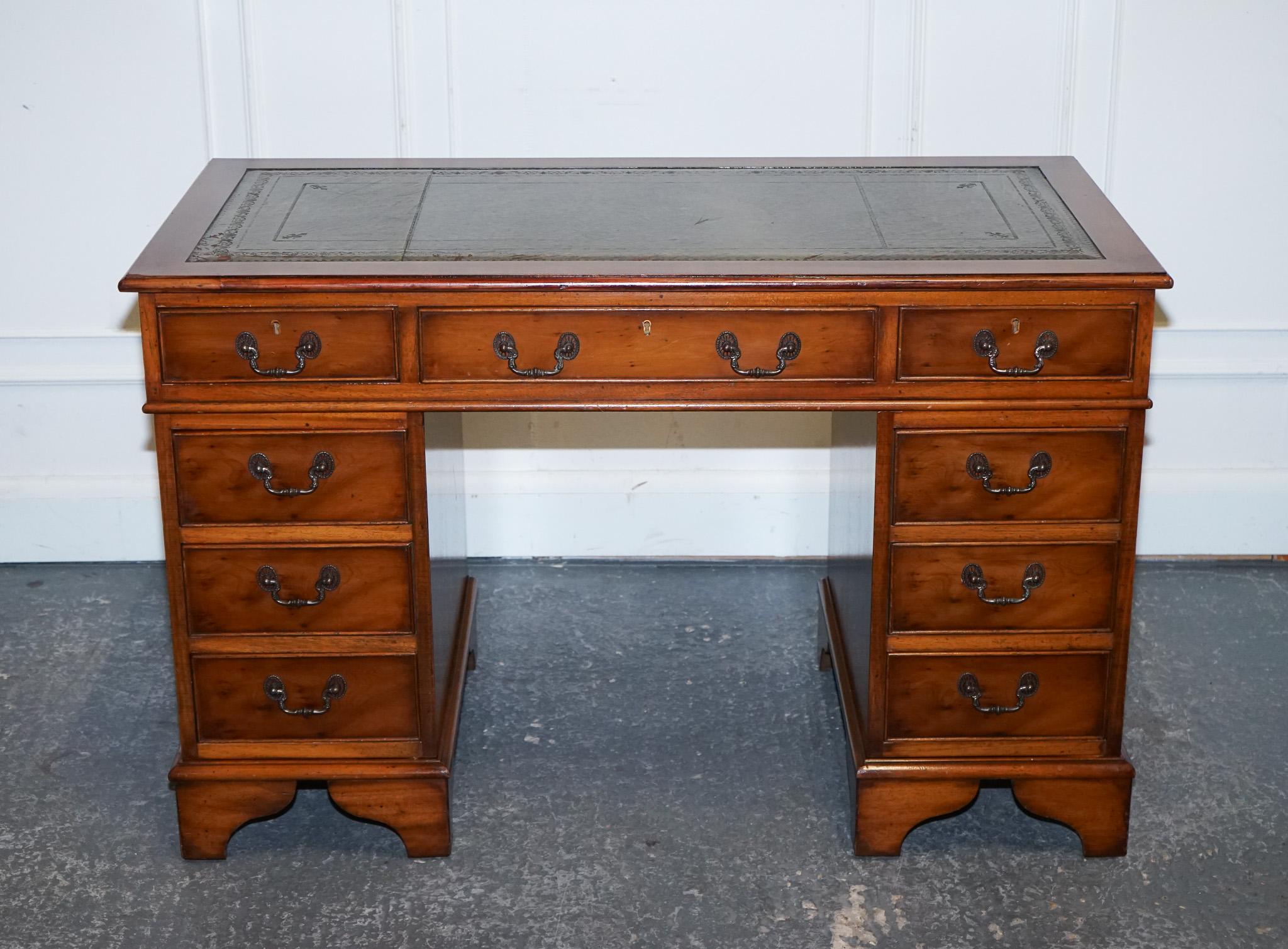 Bureau VINTAGE YEW WOOD TWiN EN CUIR DE PEDESTAL GREEN Bon état - En vente à Pulborough, GB