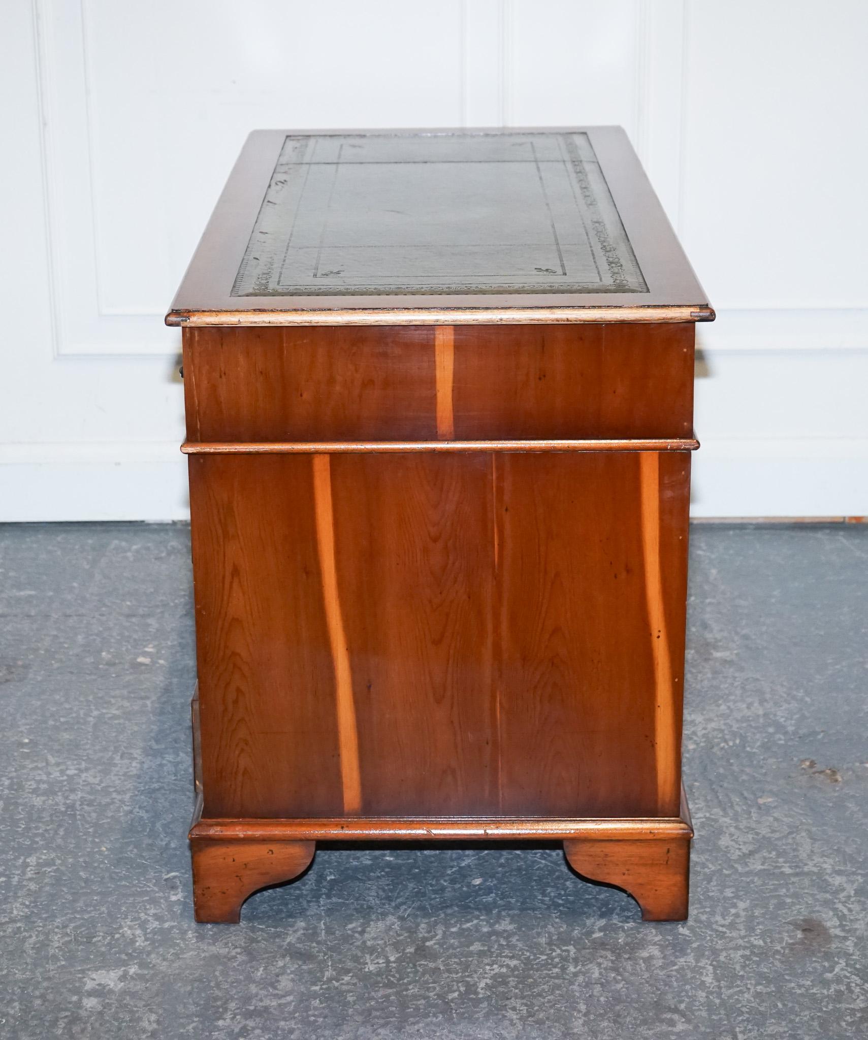 20ième siècle Bureau VINTAGE YEW WOOD TWiN EN CUIR DE PEDESTAL GREEN en vente