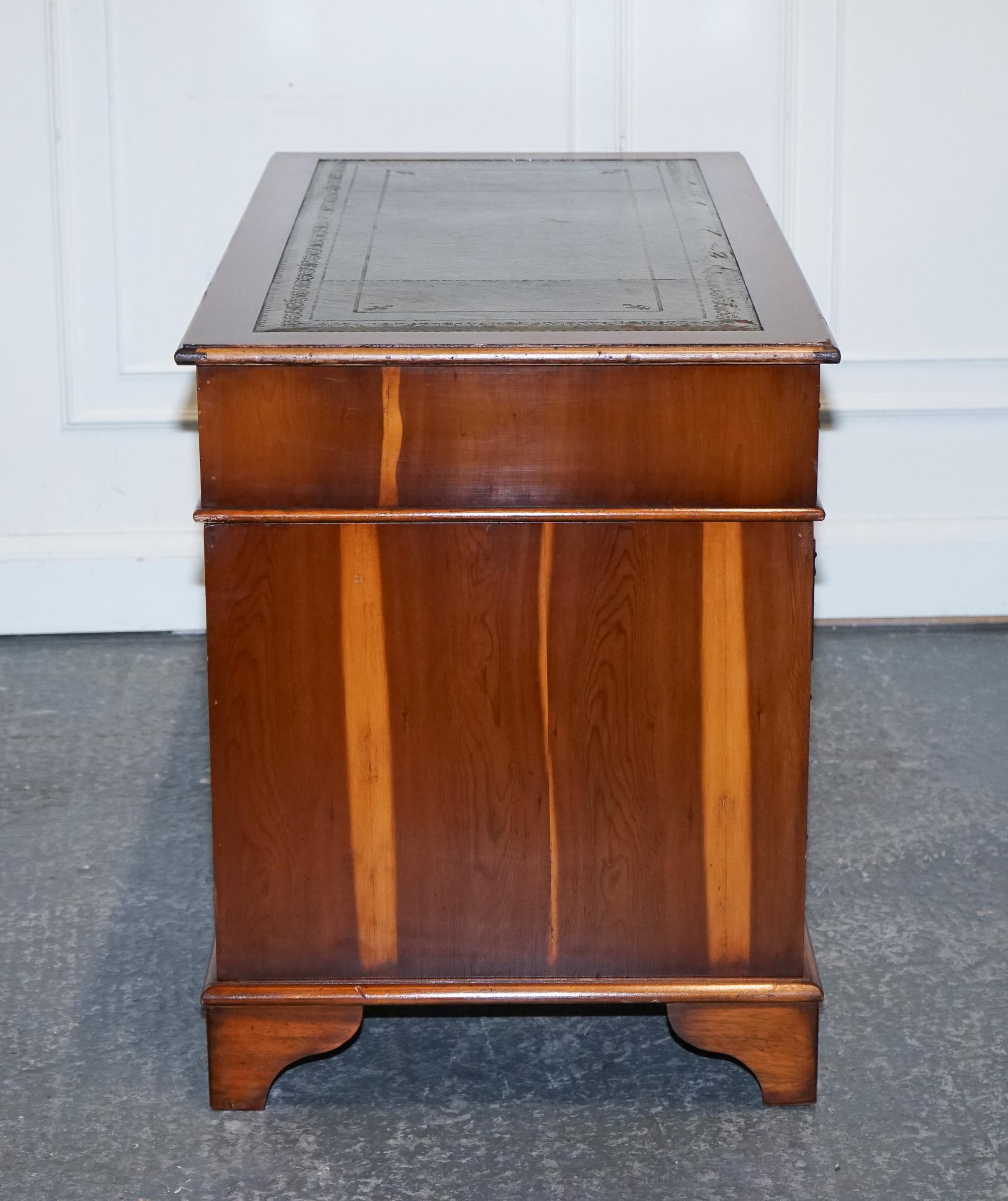 Bureau VINTAGE YEW WOOD TWiN EN CUIR DE PEDESTAL GREEN en vente 1
