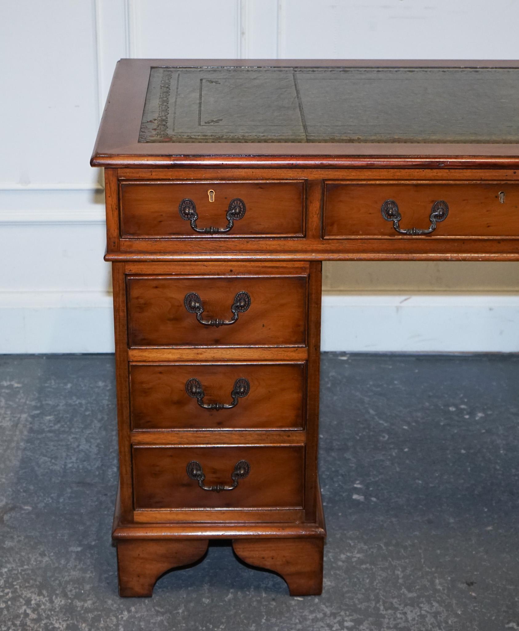 Bureau VINTAGE YEW WOOD TWiN EN CUIR DE PEDESTAL GREEN en vente 2