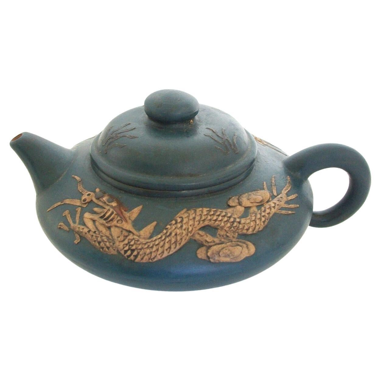 Yixing Zisha-Teekanne im Vintage-Stil – feine Schnitzerei/Glasur, signiert, China, 20. Jahrhundert