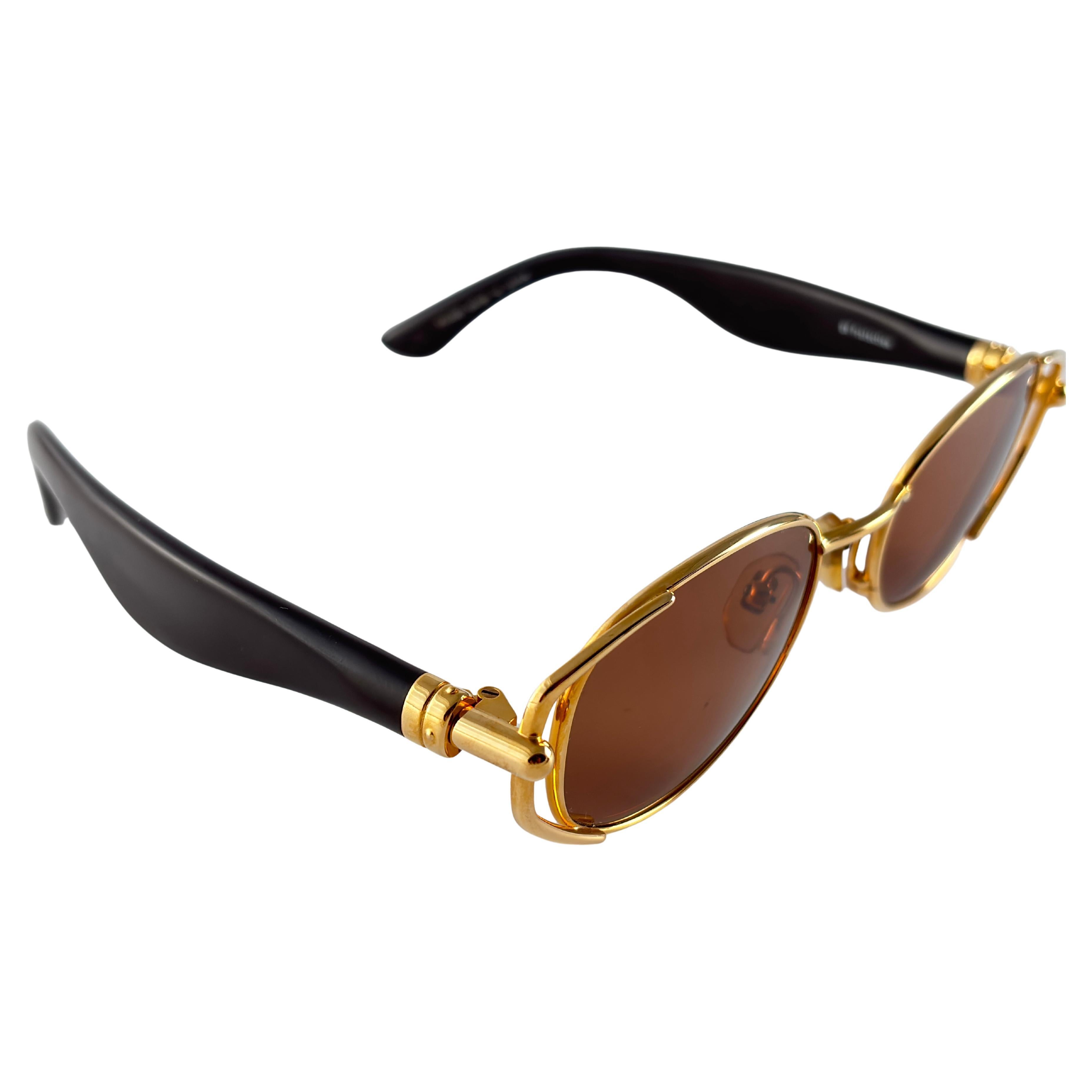 Cult Designer Yohji Yamamto Signed This Ultra Chic Pair Of Gold And Dark Brown Sunglasses. 

Medium Brown Lenses.  Superior Quality And Design.   

This Item Show Minor Sign Of Wear Due To Storage. Made In Japan.

Front : 14 Cms

Lens Height : 3.5
